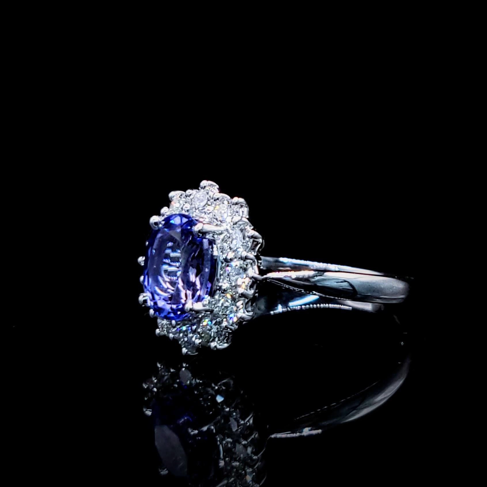 Ring aus 18 Karat Weißgold mit IGI-zertifiziertem 2,02 Karat blauem Saphir und Diamant im Angebot 2