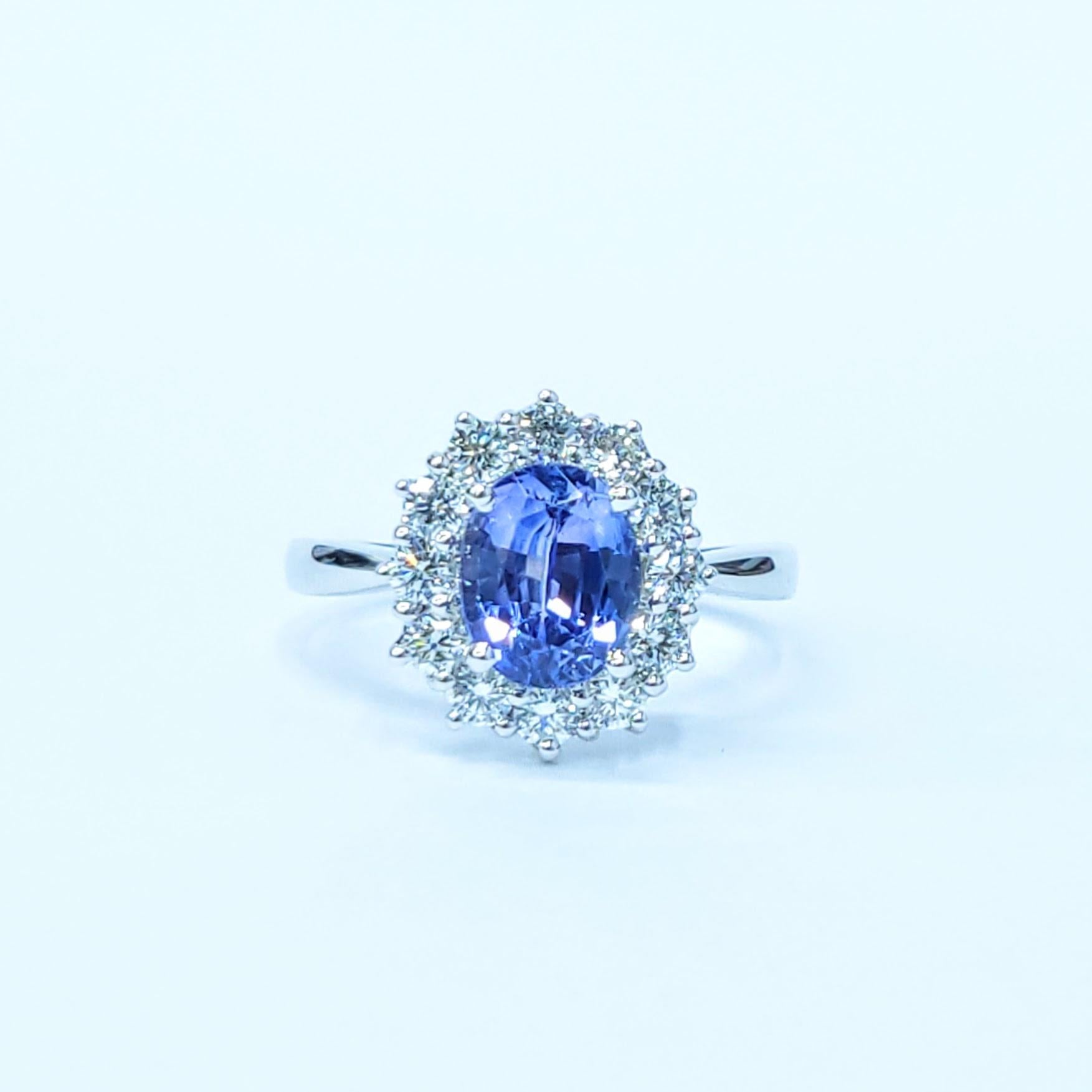 Ring aus 18 Karat Weißgold mit IGI-zertifiziertem 2,02 Karat blauem Saphir und Diamant im Angebot 3