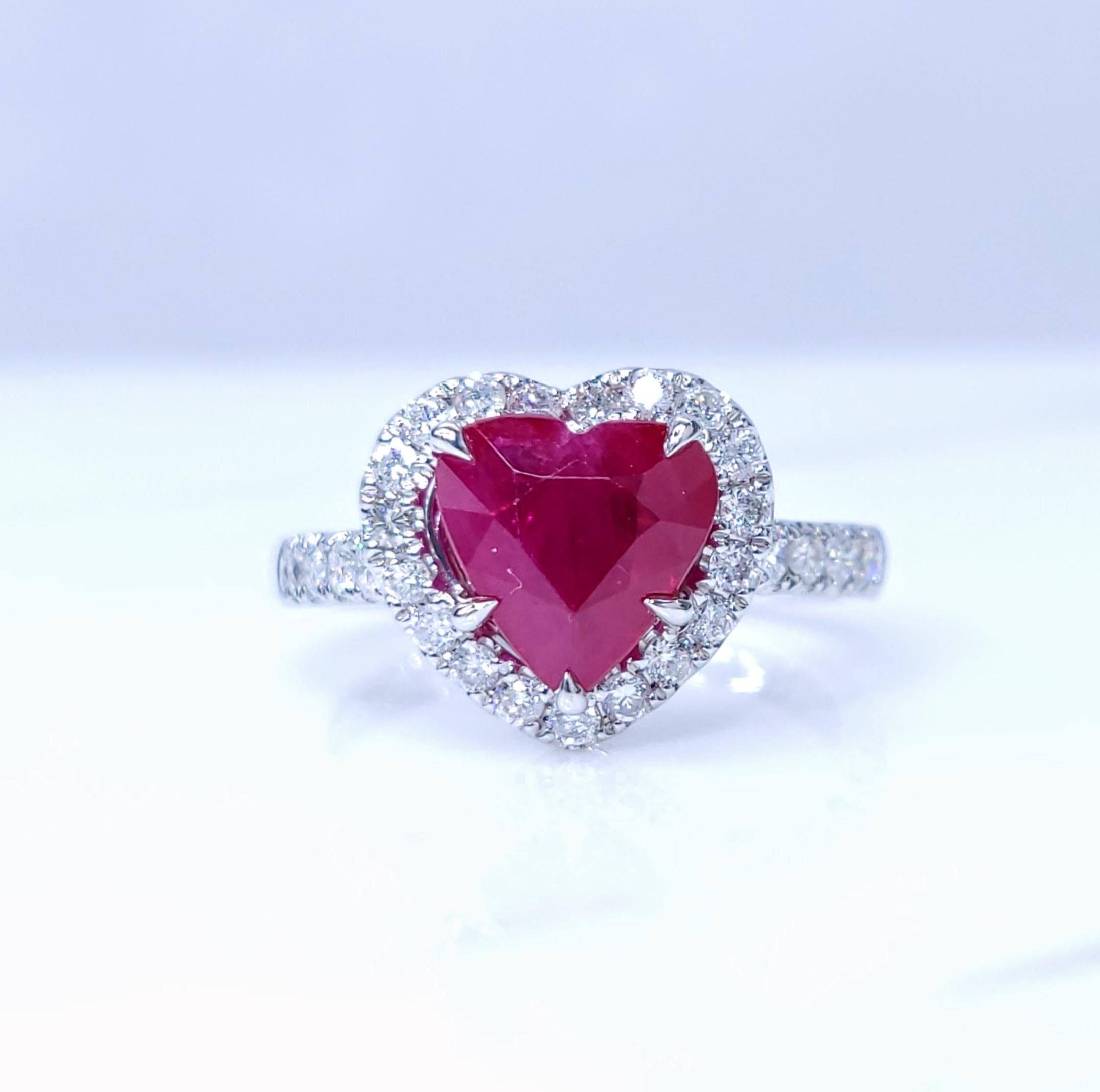 Dieser exquisite Ring besticht durch einen herzförmigen birmanischen Rubin mit einem Gewicht von 2,02 Karat. Die leuchtend rote Farbe des Rubins ist ein Markenzeichen der burmesischen Rubine, die für ihre außergewöhnliche Qualität und Schönheit