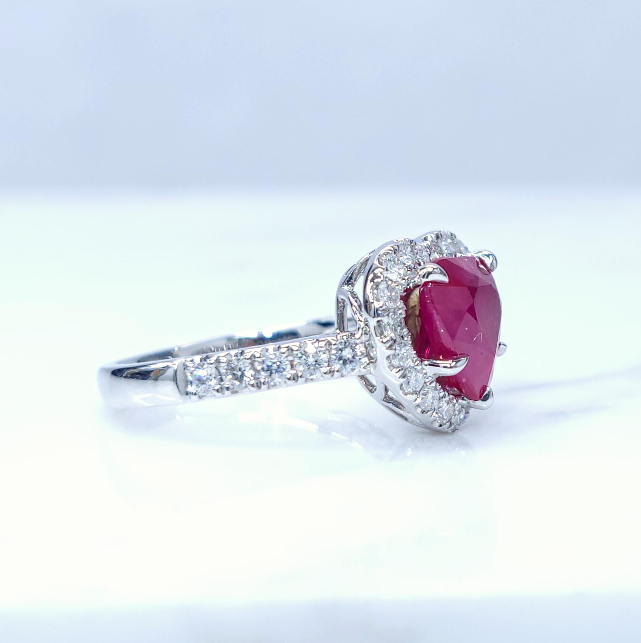 IGI-zertifizierter 2,02 Karat Burma-Rubin- und Diamantring aus 18 Karat Weißgold mit Diamanten (Herzschliff)