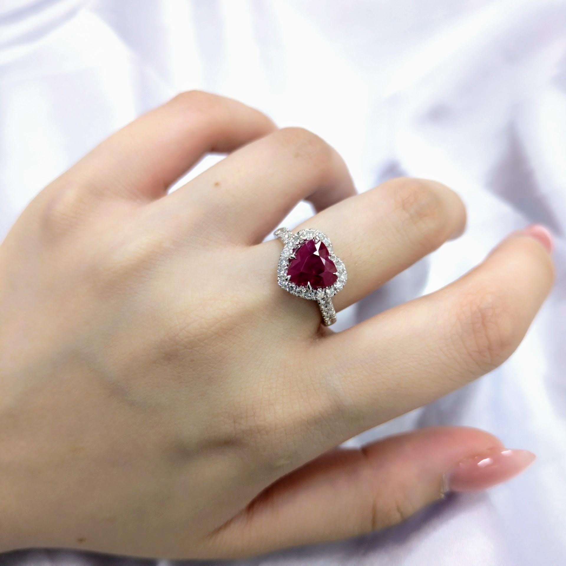 IGI-zertifizierter 2,02 Karat Burma-Rubin- und Diamantring aus 18 Karat Weißgold mit Diamanten (Moderne)