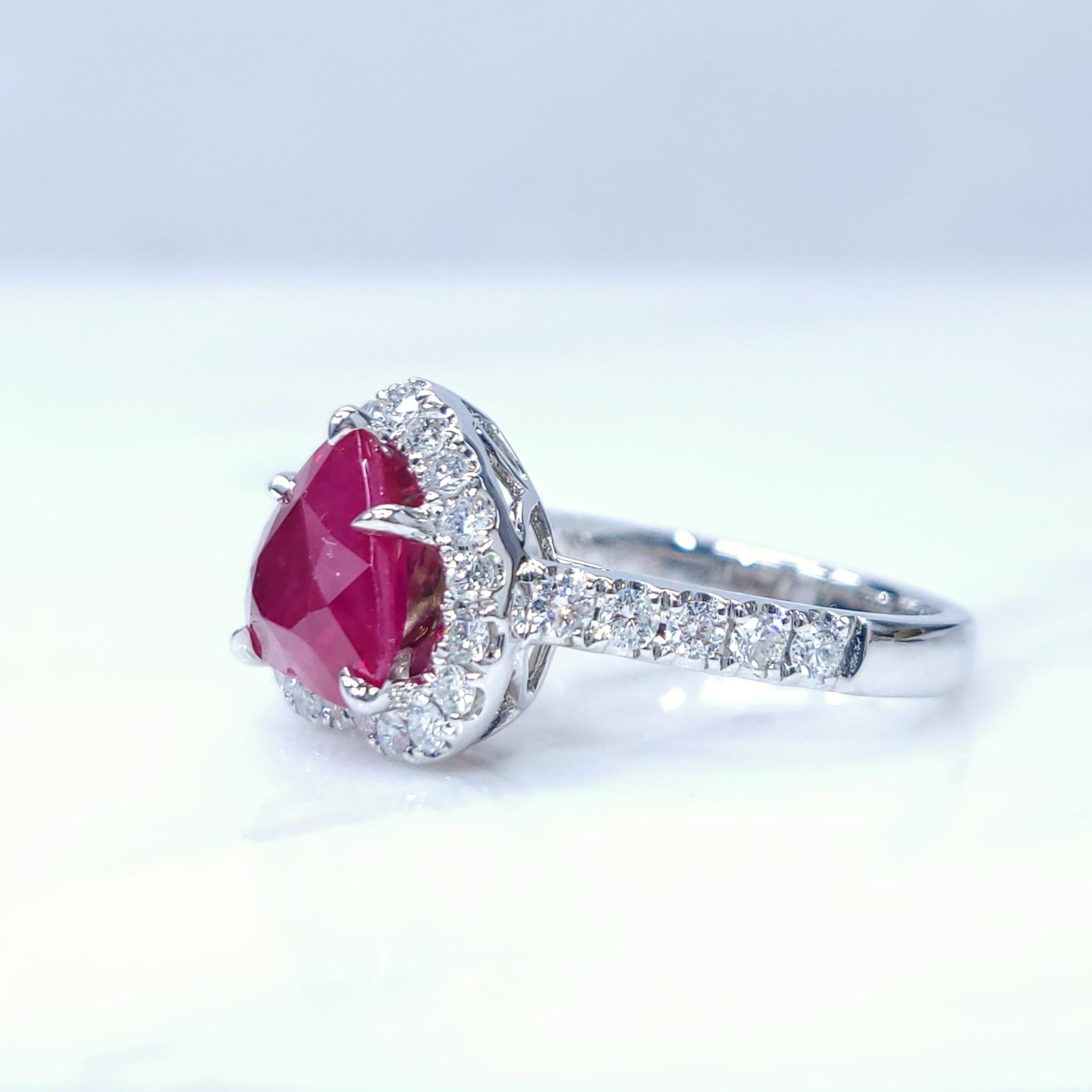 IGI-zertifizierter 2,02 Karat Burma-Rubin- und Diamantring aus 18 Karat Weißgold mit Diamanten 2