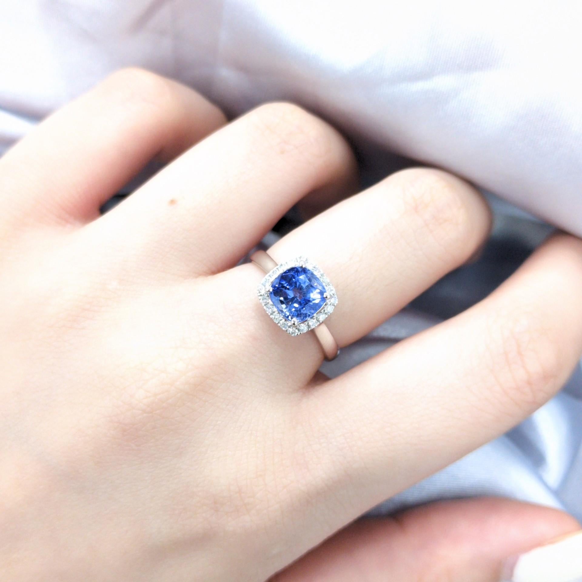 Anillo de zafiro y diamante de oro blanco de 18 quilates con certificado IGI de 2,02 quilates Corte cojín en venta