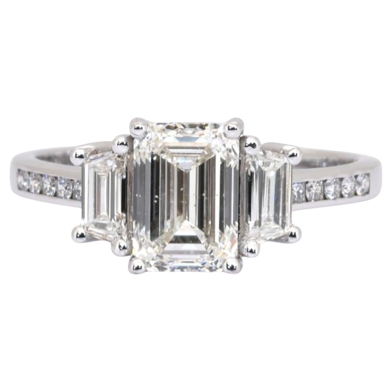 Anillo de 3 piedras de oro blanco de 18 quilates con certificado IGI y 2,03 quilates de diamantes