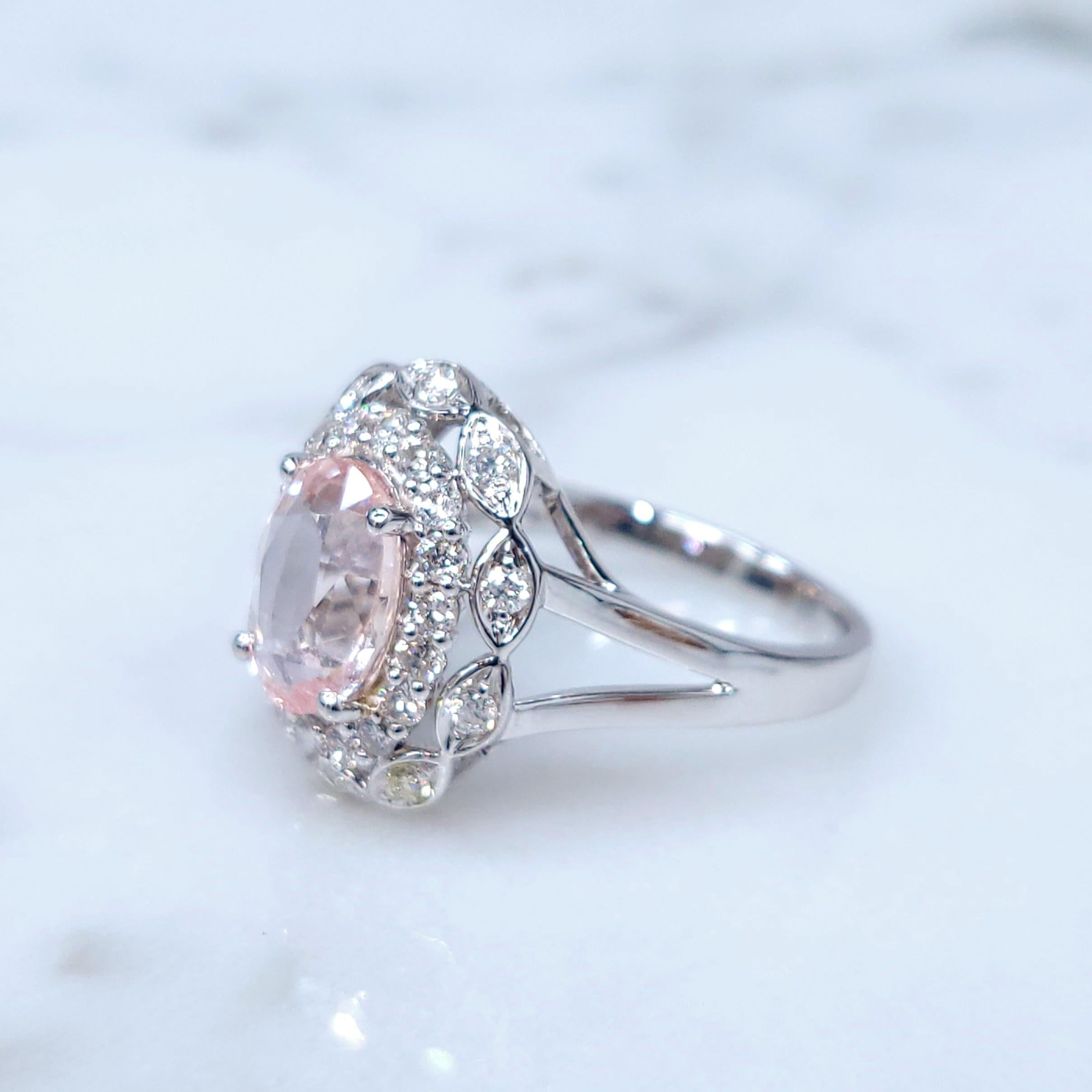 IGI-zertifizierter 2,04 Karat Ring aus 18 Karat Weißgold mit unbehandeltem Zyelon-Saphir und Diamanten (Ovalschliff) im Angebot