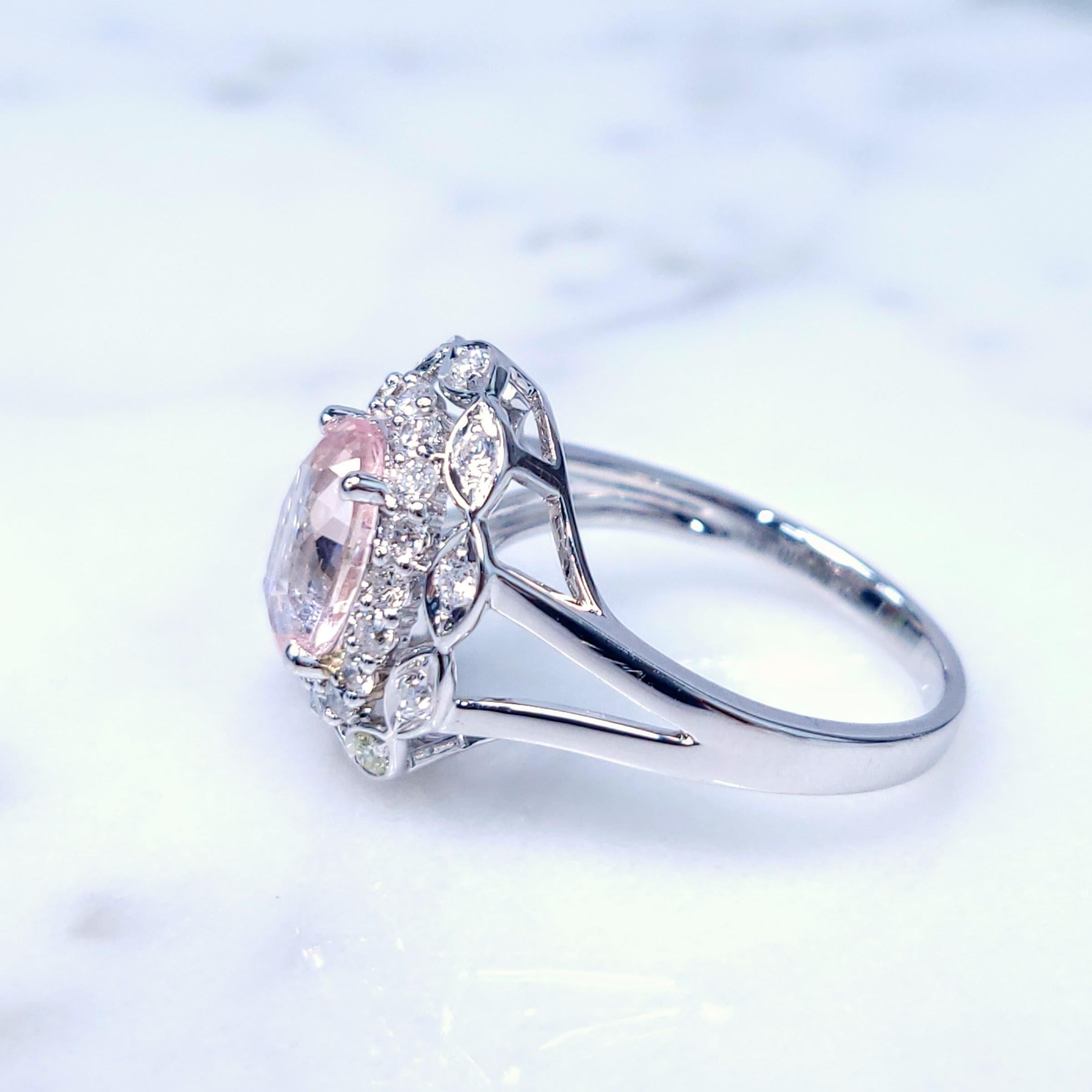 IGI-zertifizierter 2,04 Karat Ring aus 18 Karat Weißgold mit unbehandeltem Zyelon-Saphir und Diamanten im Zustand „Neu“ im Angebot in KOWLOON, HK