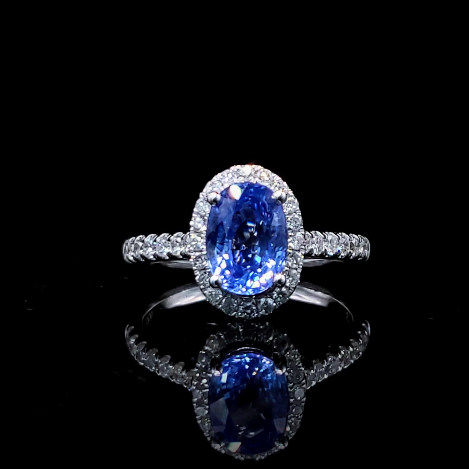 Questo anello mozzafiato in oro bianco 18 carati è incentrato su un magnifico zaffiro blu naturale da 2,04 carati, una gemma dal taglio ovale che emana una tonalità profonda e ipnotica. Il colore vibrante dello zaffiro ricorda le pietre più pregiate
