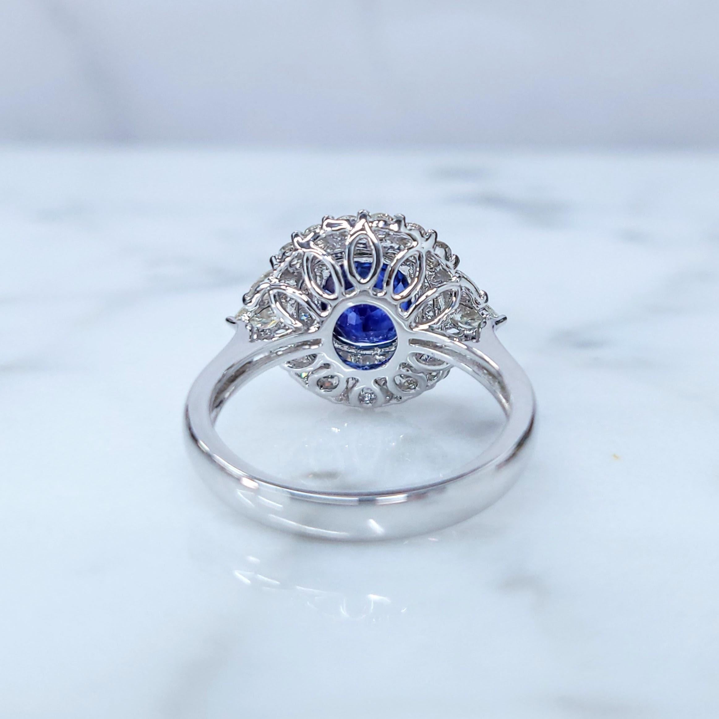 IGI Certified 2.05 Carat Blue Sapphire & Diamond Ring in 18K White Gold In New Condition For Sale In KOWLOON, HK