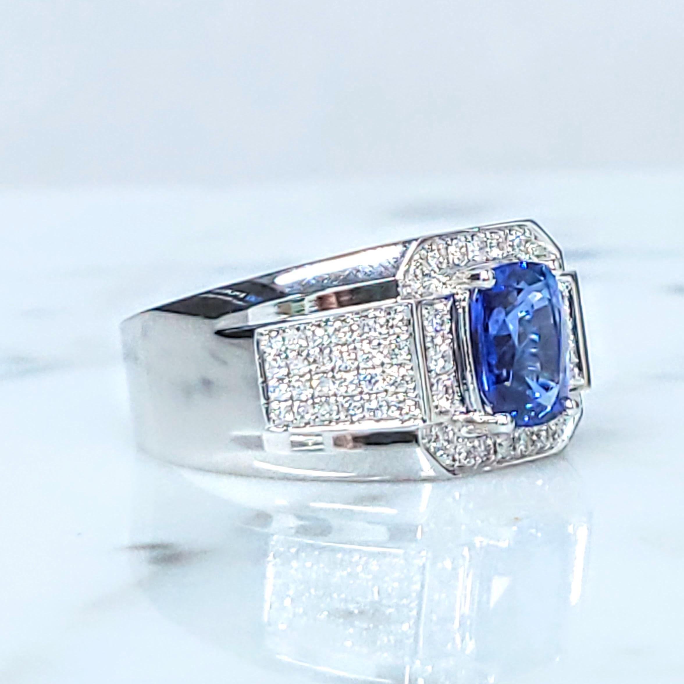IGI Certified 2.06 Carat Blue Sapphire & Diamond Men Ring in 18K WhiteGold In New Condition For Sale In KOWLOON, HK