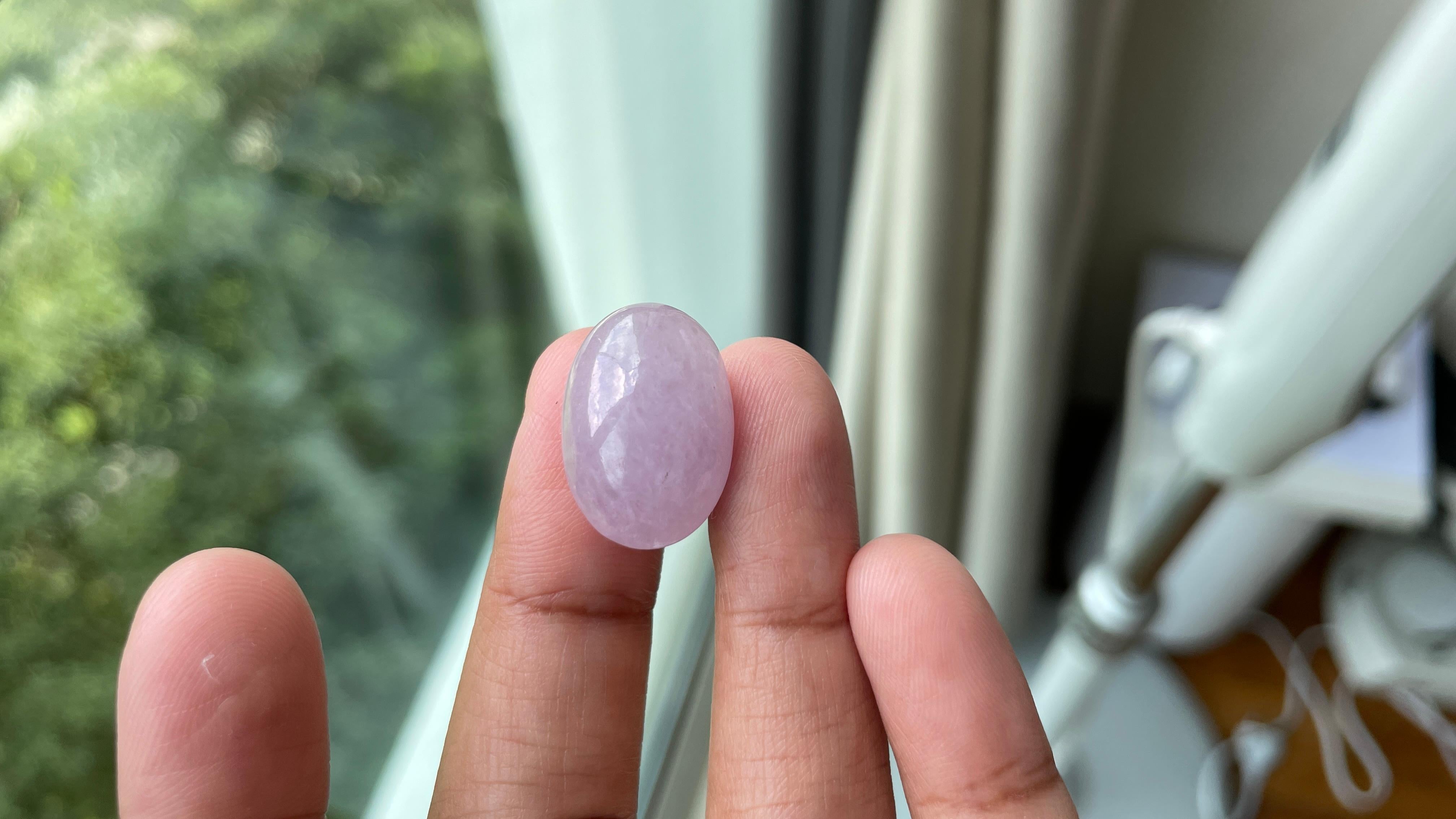 Taille cabochon Jade Lavande de Birmanie certifié IGI 20.76Ct Huge Type A (20.35x14.2x9.02mm) en vente