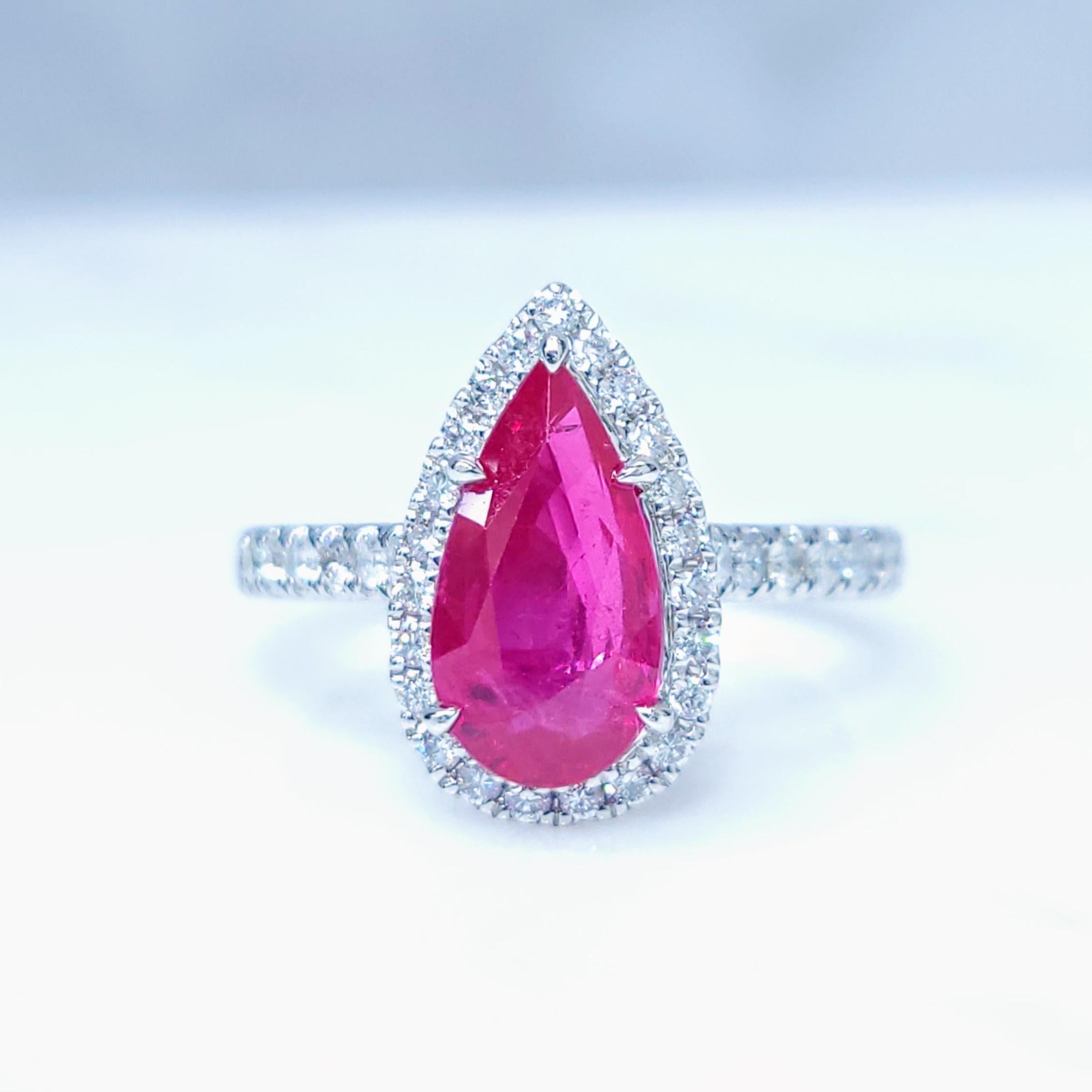 Este exquisito anillo presenta un cautivador rubí birmano en forma de pera, de 2,08 quilates. El vibrante color rojo del rubí es un distintivo de los rubíes birmanos, conocidos por su excepcional calidad y belleza. El rubí está rodeado por un