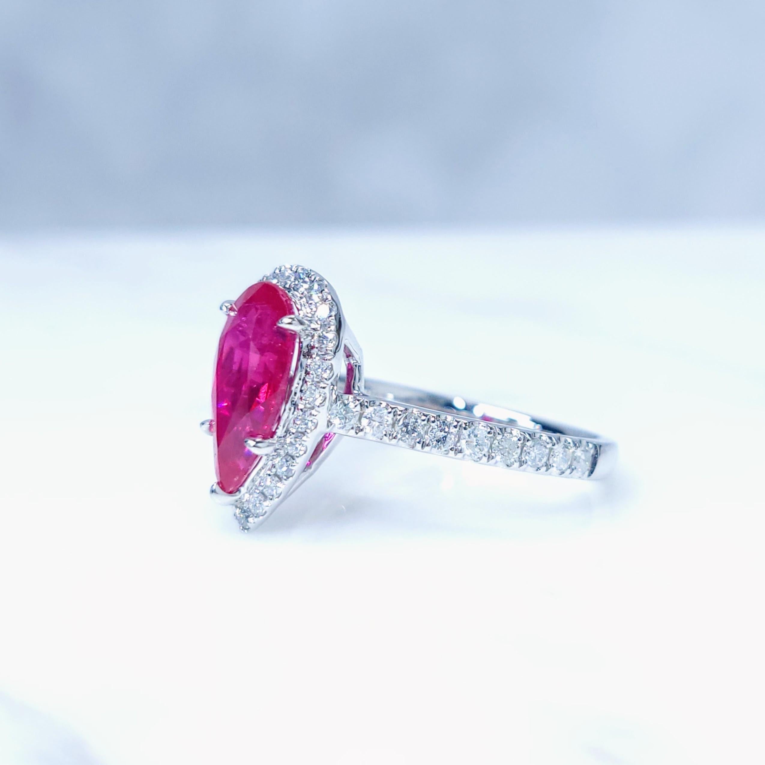 Anillo de oro blanco de 18 quilates con rubí de Birmania y diamantes de 2,08 quilates con certificado IGI Corte pera en venta