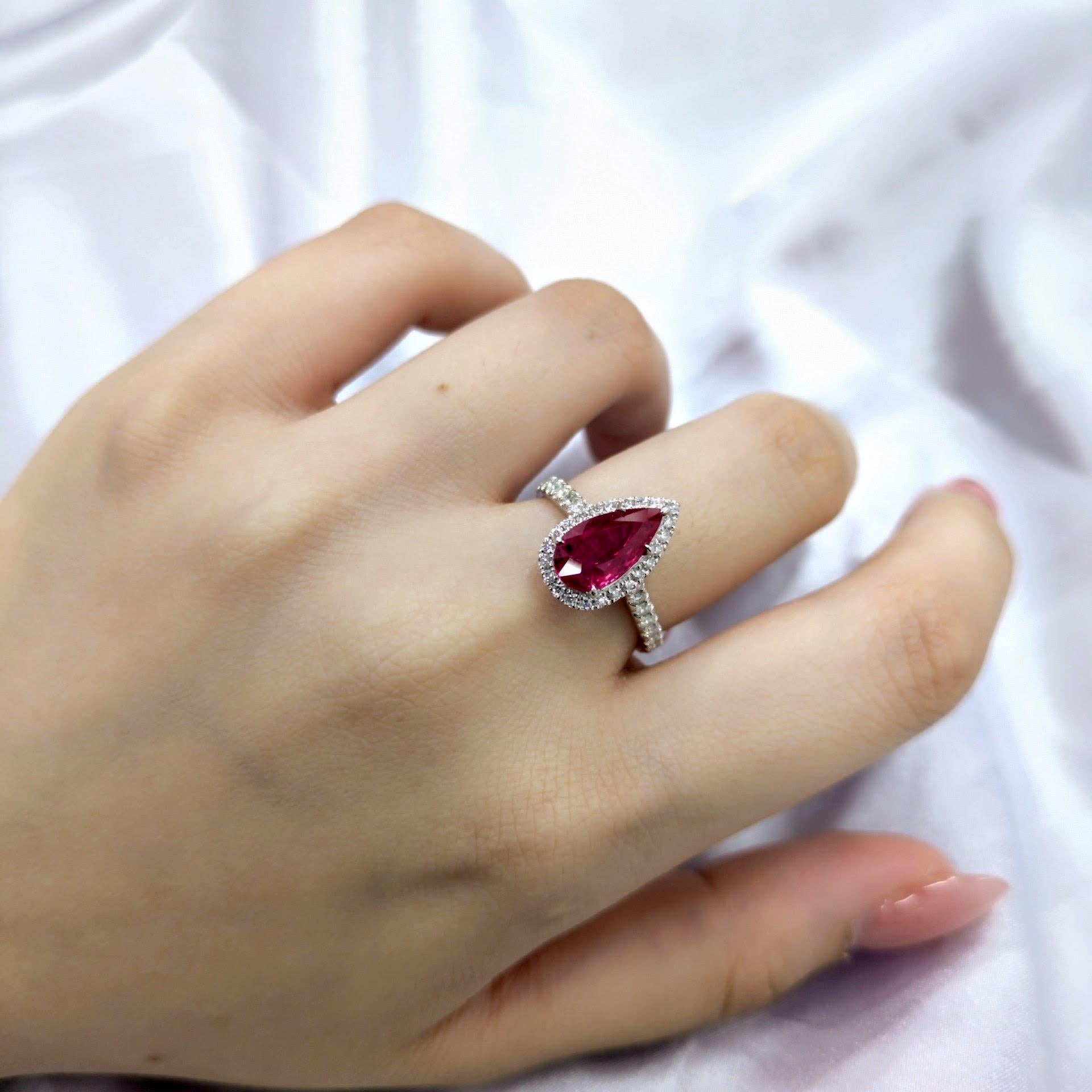 Anillo de oro blanco de 18 quilates con rubí de Birmania y diamantes de 2,08 quilates con certificado IGI Moderno en venta
