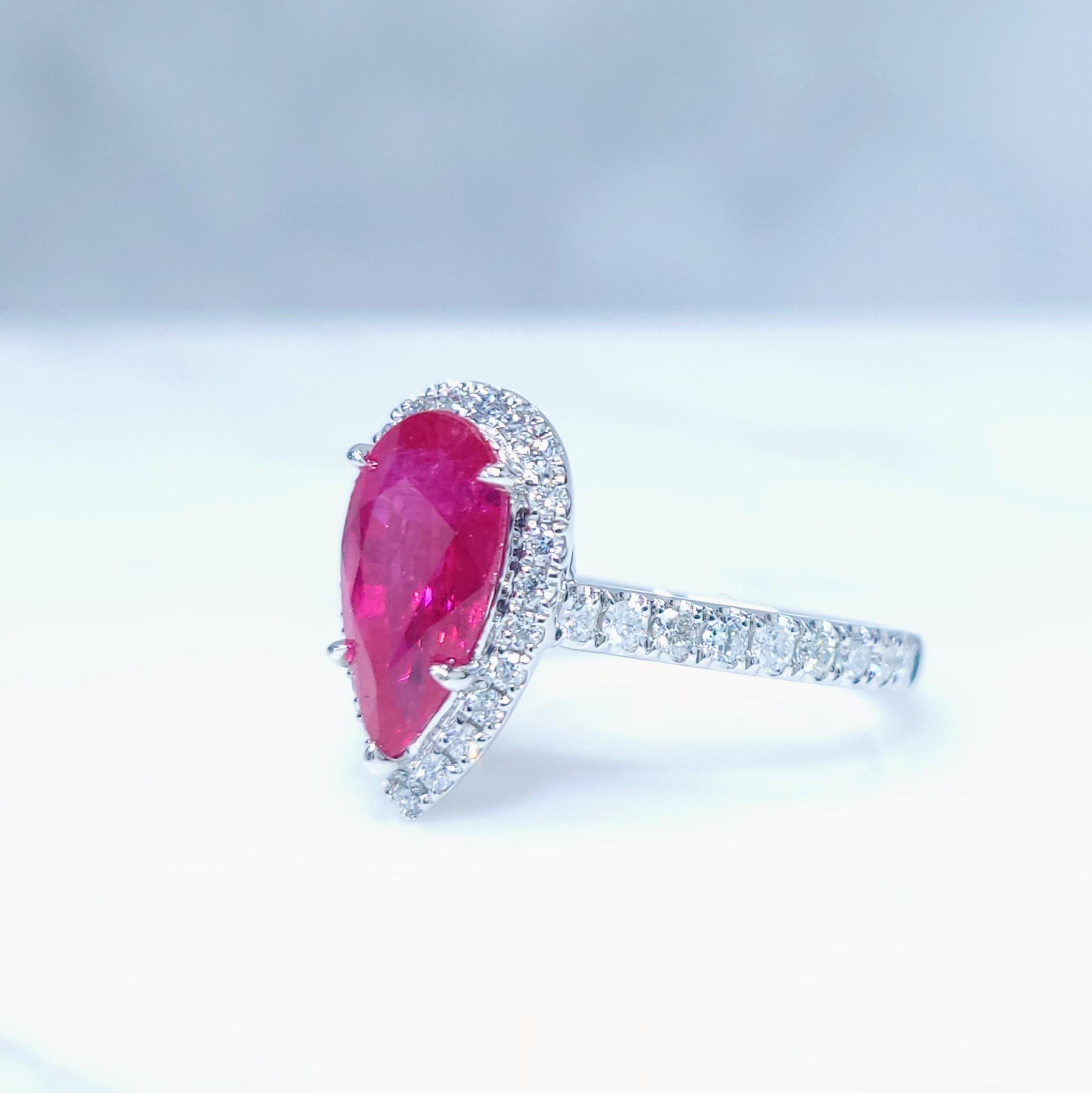 Anillo de oro blanco de 18 quilates con rubí de Birmania y diamantes de 2,08 quilates con certificado IGI en Nuevo estado para la venta en KOWLOON, HK