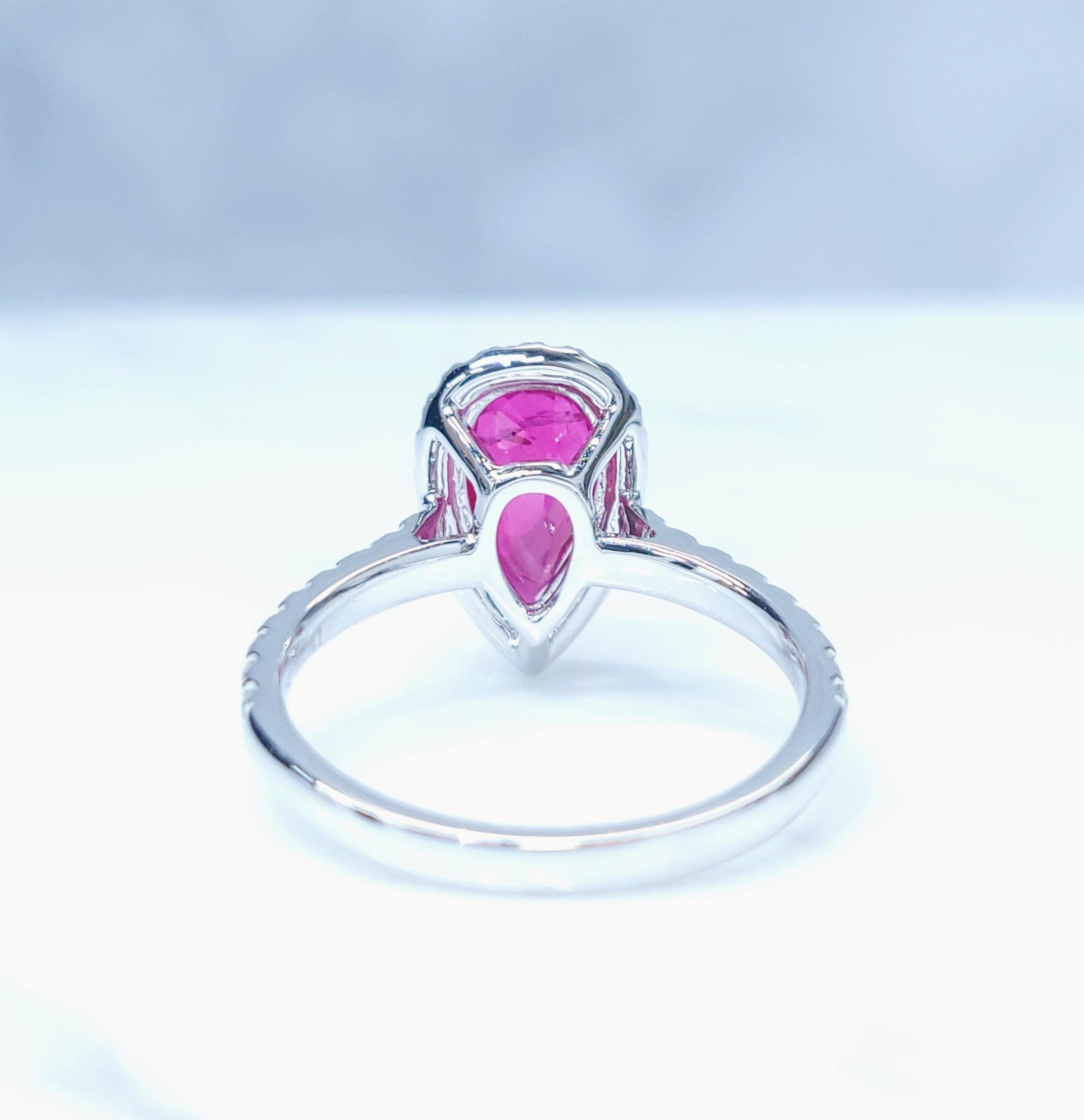 De las mujeres Anillo de oro blanco de 18 quilates con rubí de Birmania y diamantes de 2,08 quilates con certificado IGI en venta