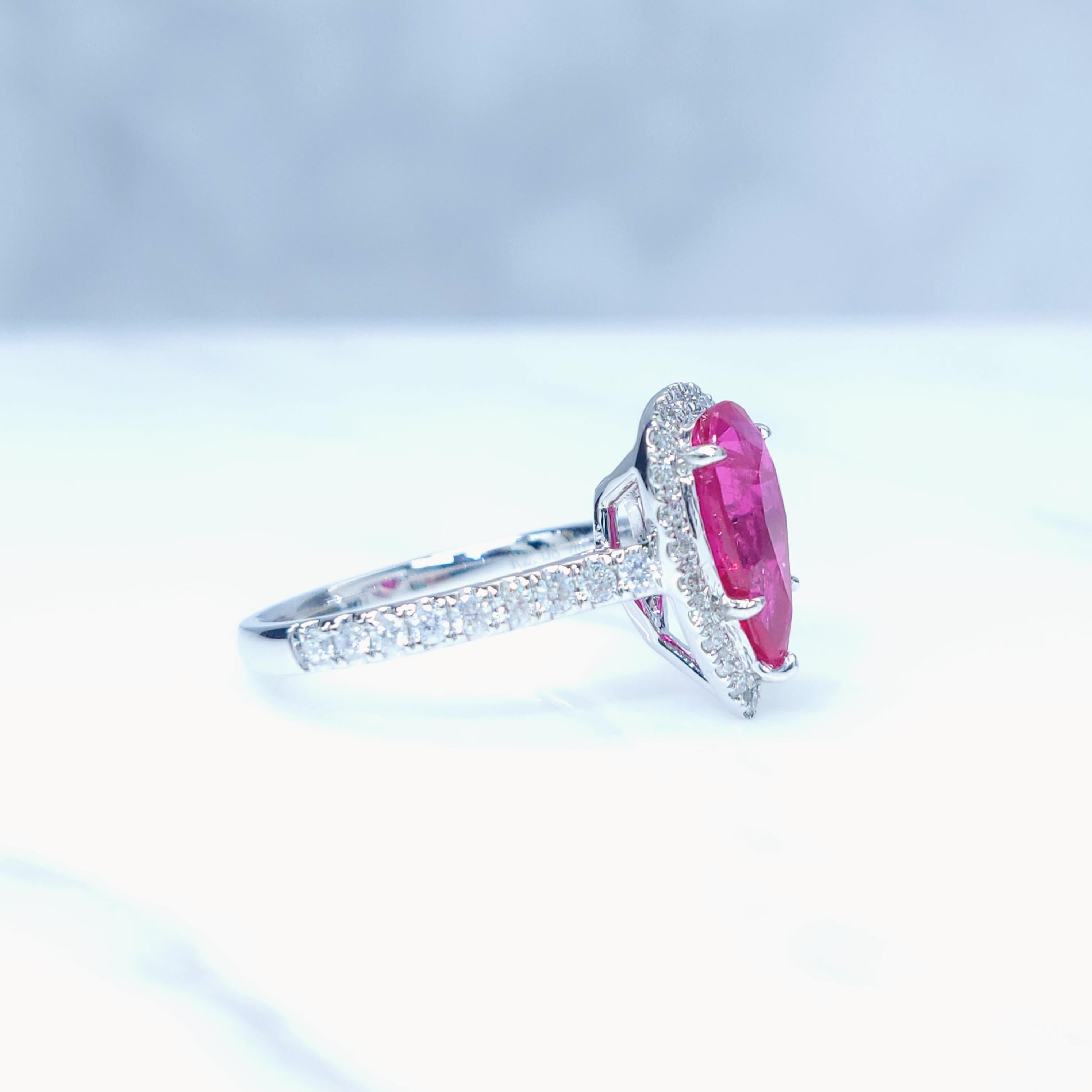 Anillo de oro blanco de 18 quilates con rubí de Birmania y diamantes de 2,08 quilates con certificado IGI en venta 2