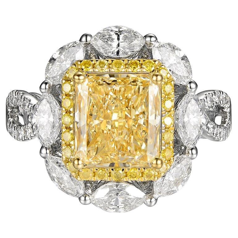 Deléitate con la extraordinaria belleza de nuestro Anillo de Diamante Amarillo Claro Fantasía Natural. Esta excepcional pieza exhibe un deslumbrante diamante VS1 de 2,09 quilates de color amarillo claro de fantasía natural, que desprende un tono