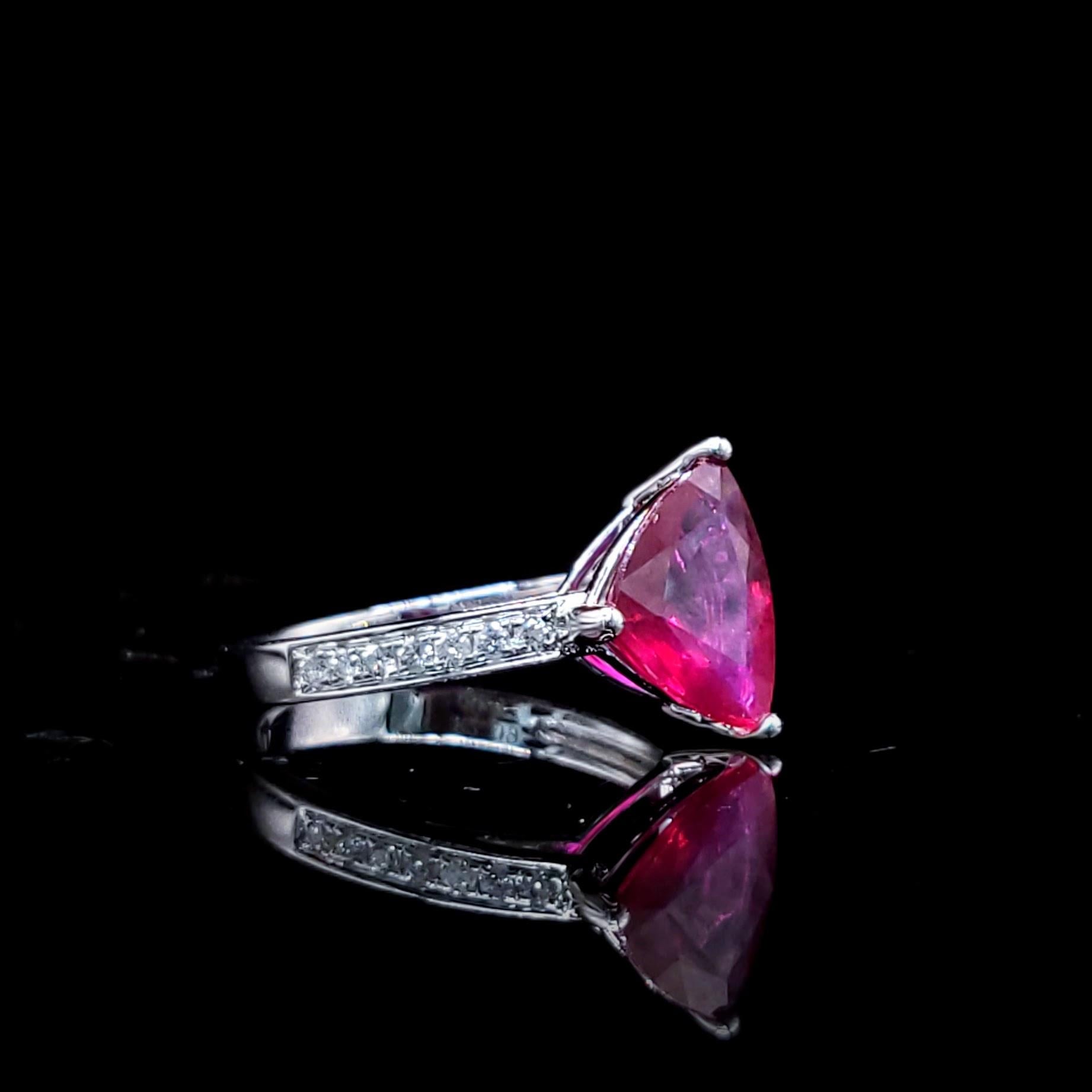 Anello con rubino e diamante certificato IGI da 2,09 carati in oro bianco 18 carati in vendita 6