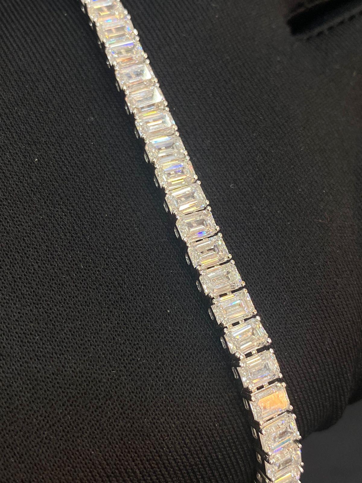 Women's or Men's IGI Certified 21.00 Carat Emerald Cut Diamonds F/VS1 Tennis Bracelet For Sale