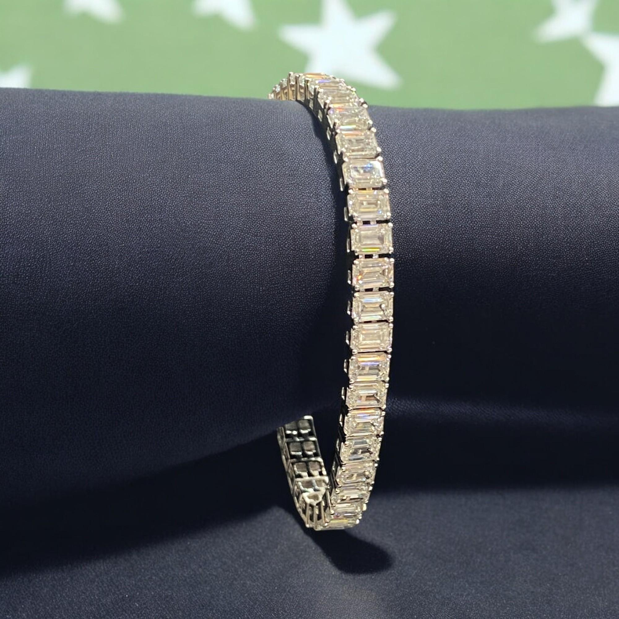 IGI Certified 21.00 Carat Emerald Cut Diamonds F/VS1 Tennis Bracelet For Sale 1