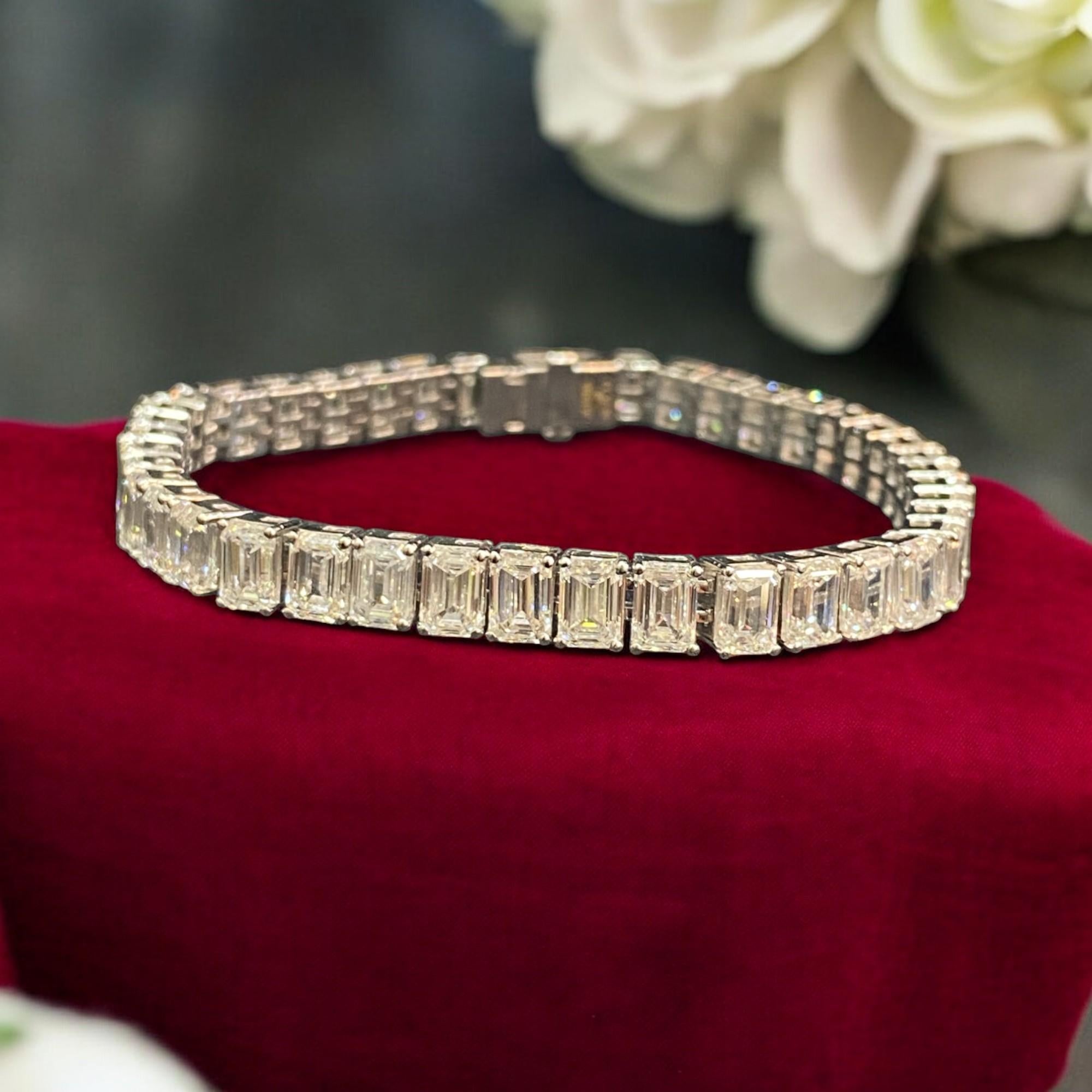 IGI Certified 21.00 Carat Emerald Cut Diamonds F/VS1 Tennis Bracelet For Sale 2