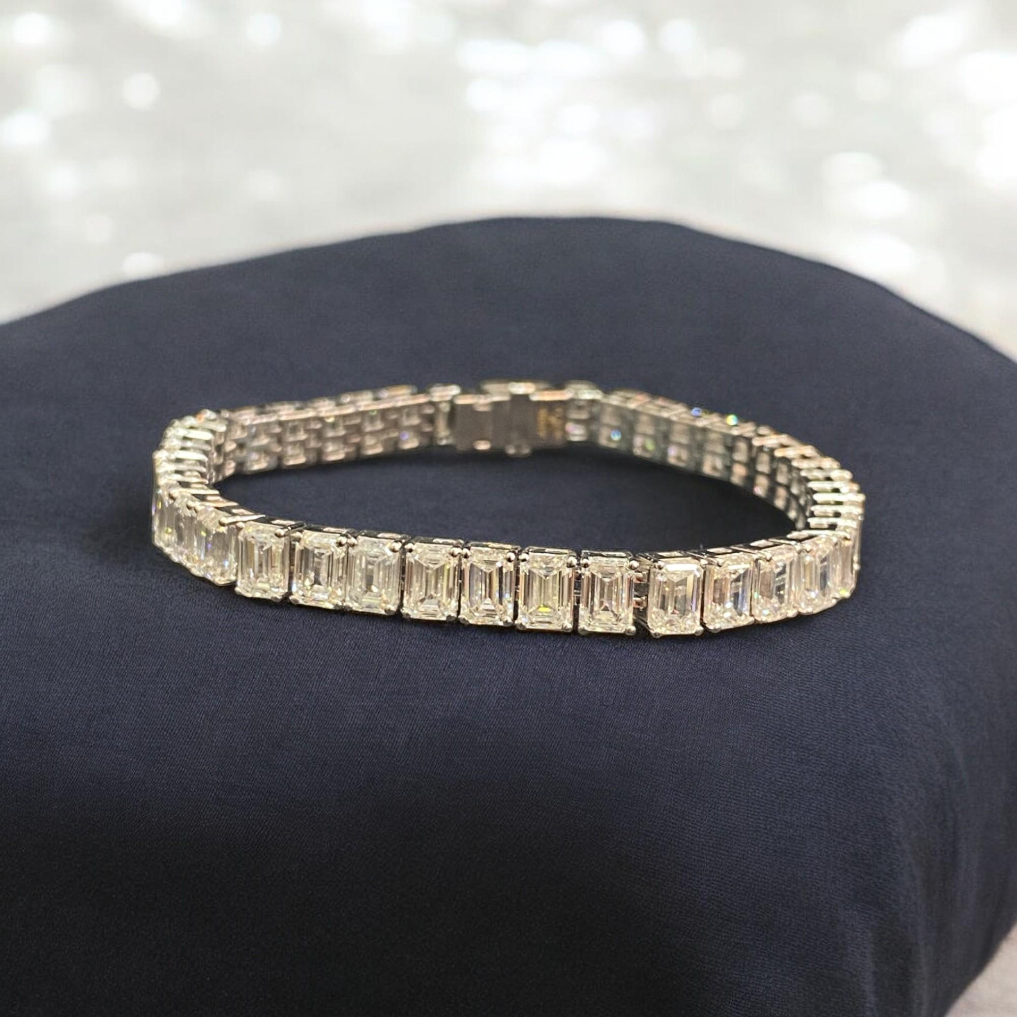 IGI Certified 21.00 Carat Emerald Cut Diamonds F/VS1 Tennis Bracelet For Sale 3
