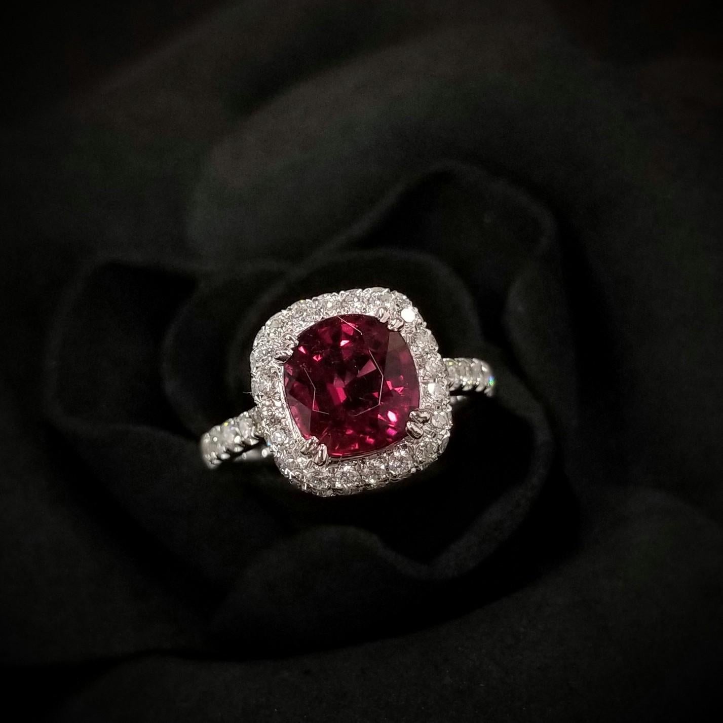 IGI Certified 2.11 Carat Tourmaline & Diamond Ring in 18K White Gold In New Condition For Sale In KOWLOON, HK