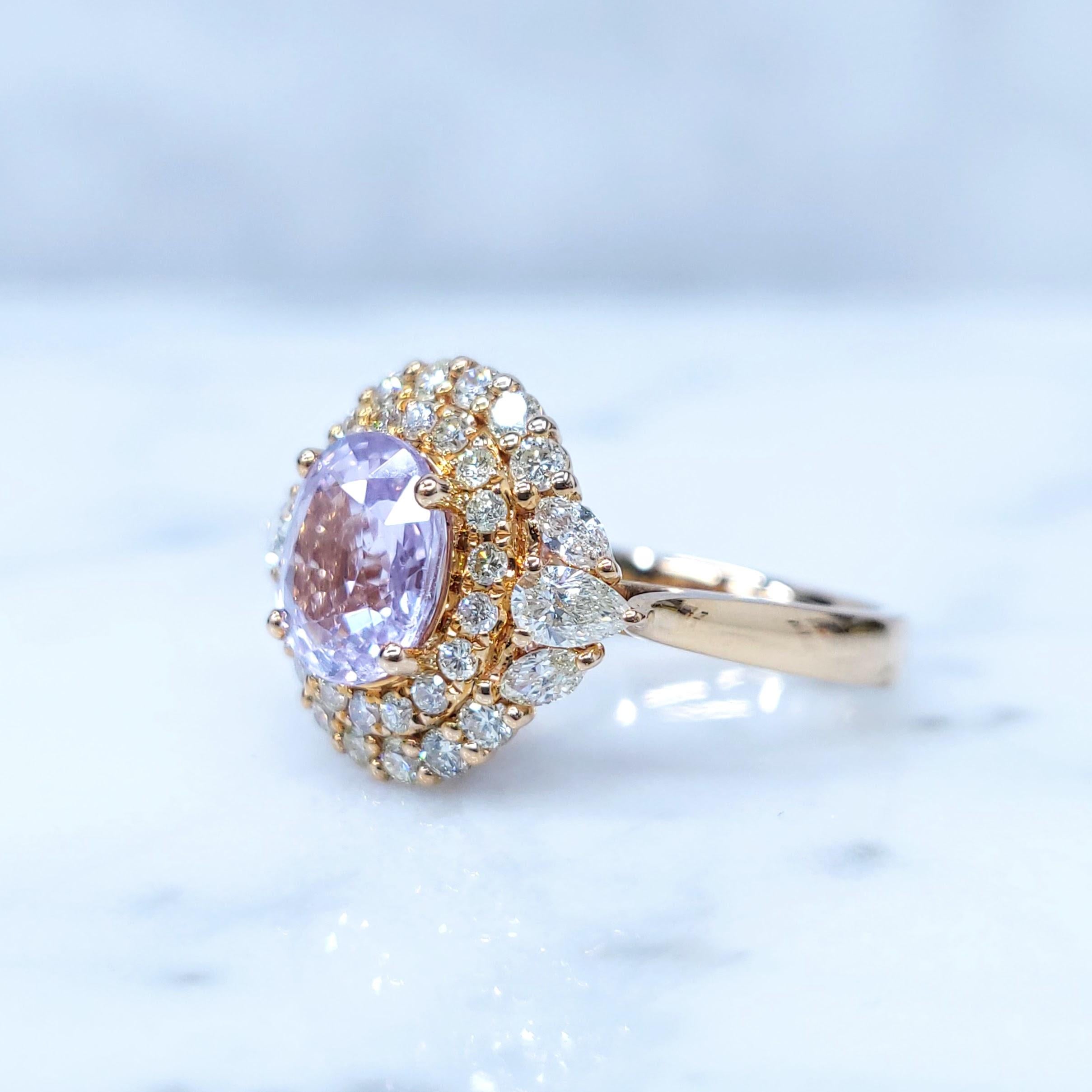 Dieser exquisite Ring präsentiert einen atemberaubenden ovalen rosa Saphir von 2,12 Karat, einen seltenen und sehr begehrten Edelstein. Der Saphir ist in einer klassischen Vier-Zacken-Fassung gefasst, die seine leuchtende Farbe und Brillanz zur