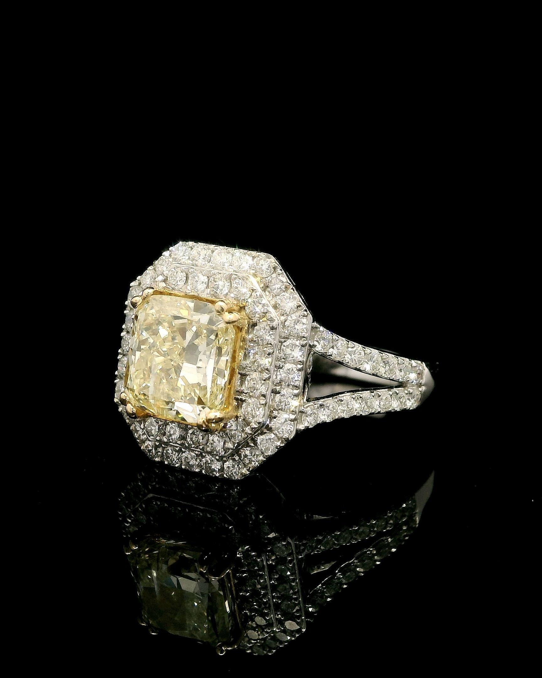 Anello con diamante giallo Fancy da 2,13 carati con certificato IGI in vendita 7