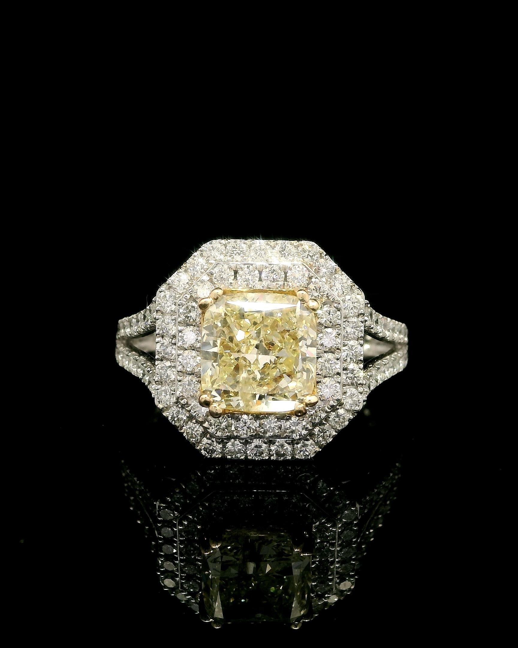 Taglio cuscino Anello con diamante giallo Fancy da 2,13 carati con certificato IGI in vendita
