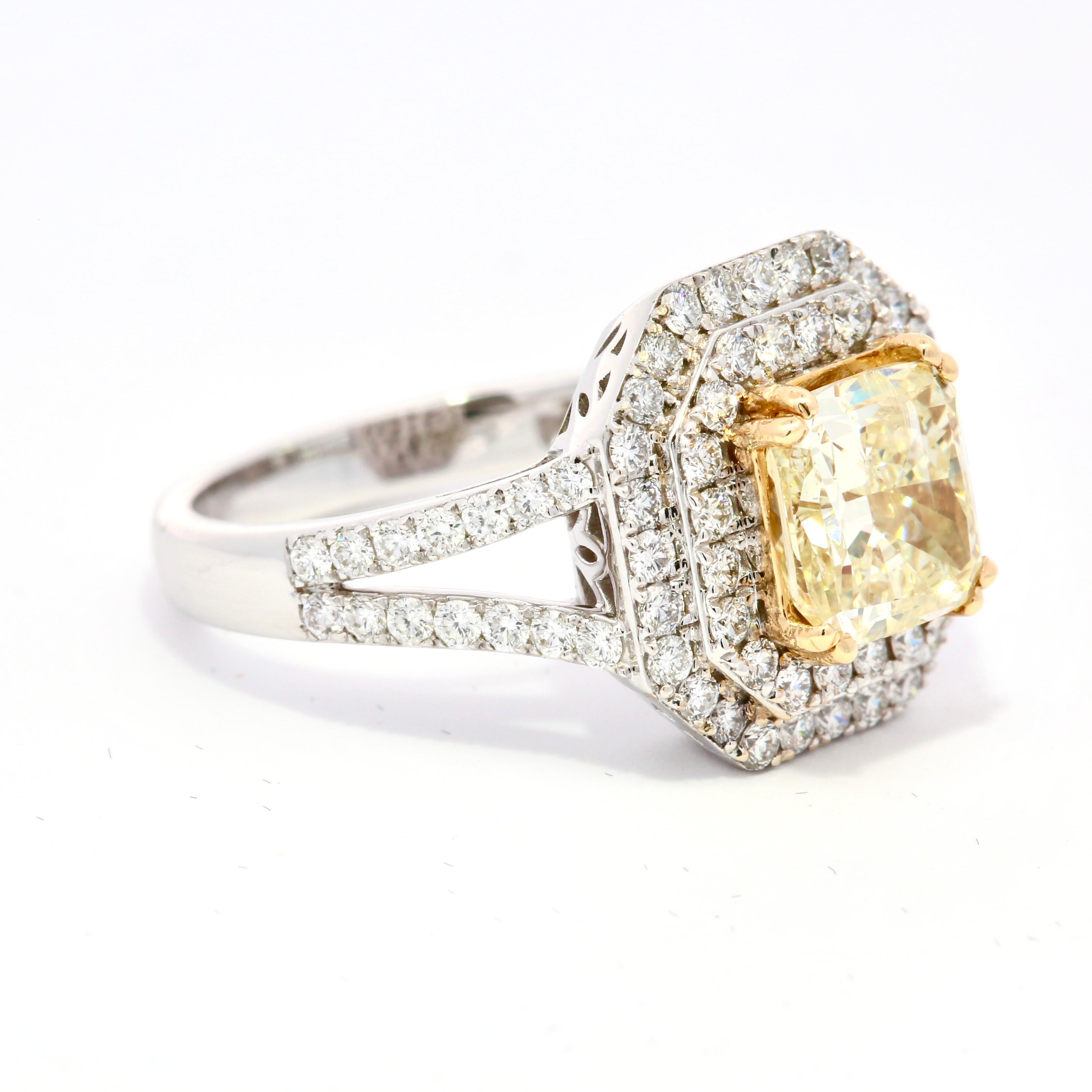 IGI Certified - 2.13 Carats Fancy Yellow Diamond Ring In New Condition For Sale In Ramat Gan, IL