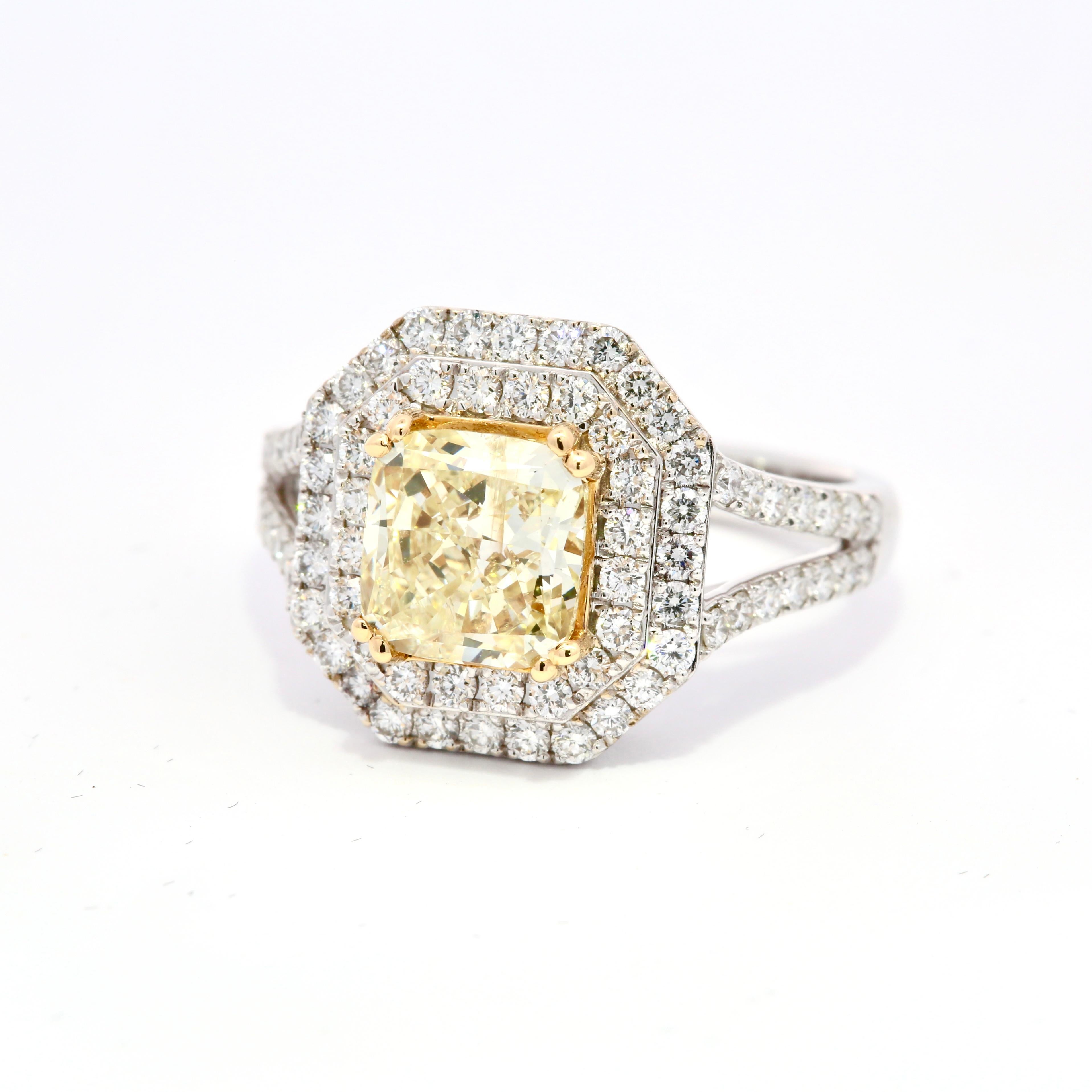 Women's or Men's IGI Certified - 2.13 Carats Fancy Yellow Diamond Ring For Sale