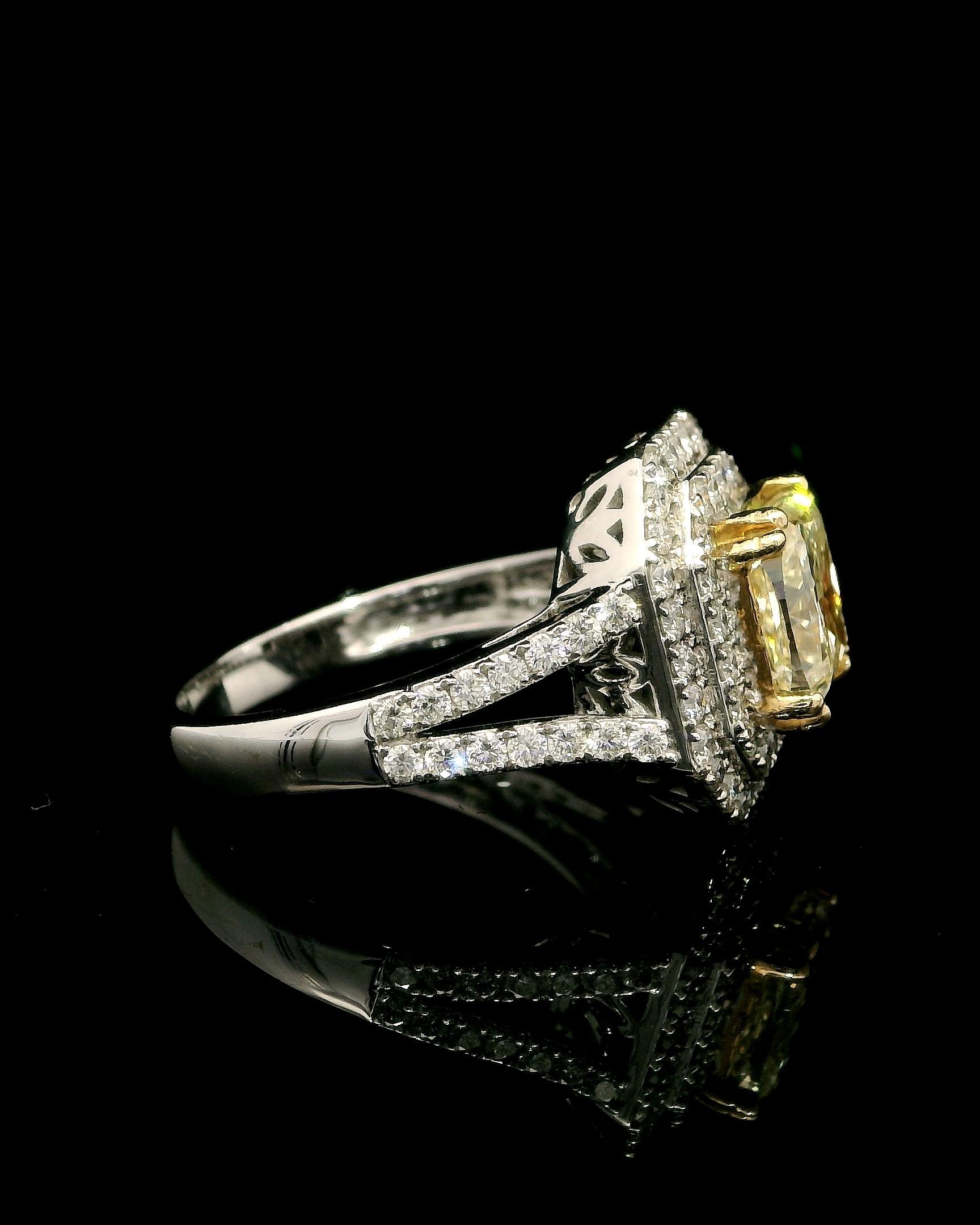 Anello con diamante giallo Fancy da 2,13 carati con certificato IGI in vendita 1
