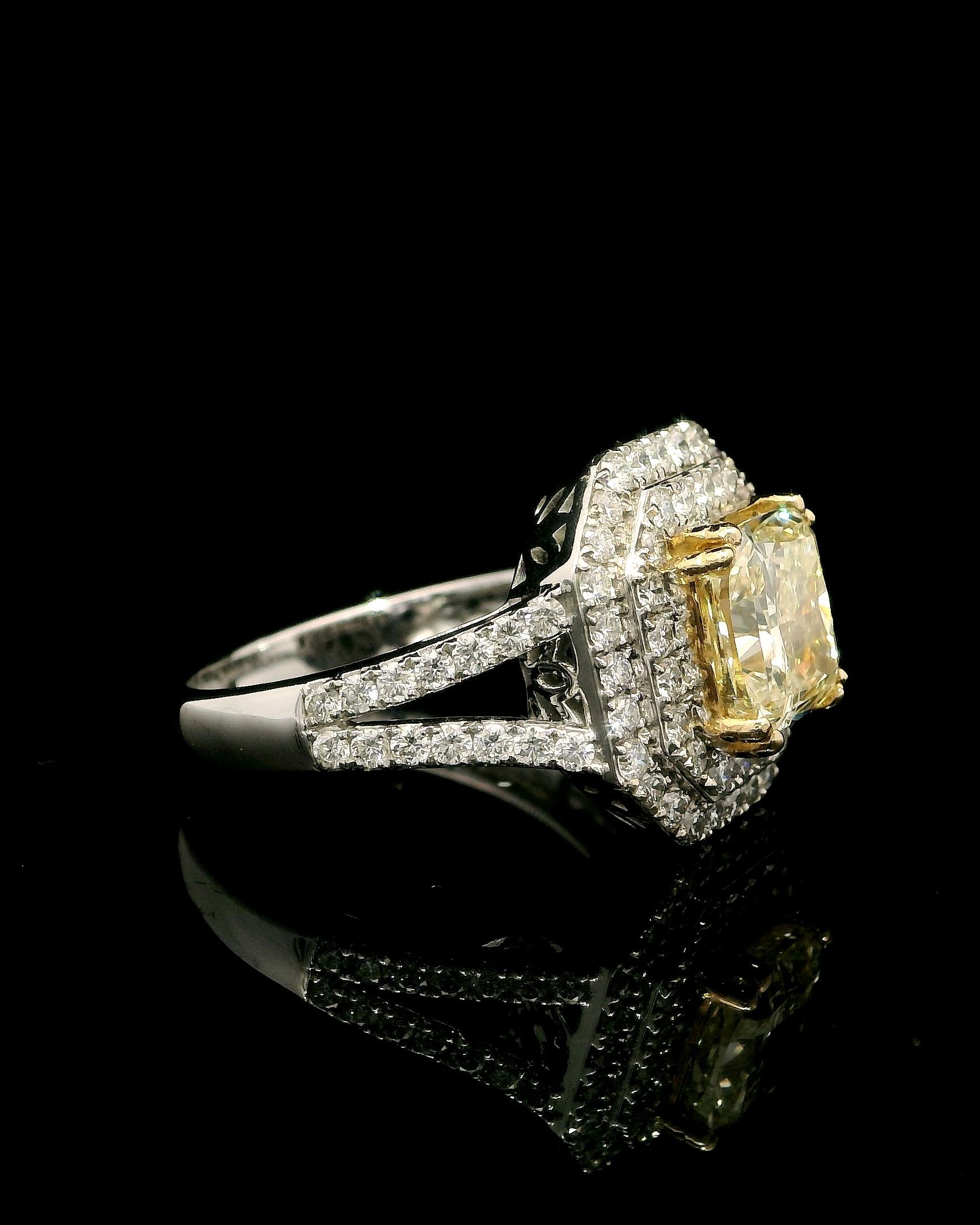 Anello con diamante giallo Fancy da 2,13 carati con certificato IGI in vendita 2