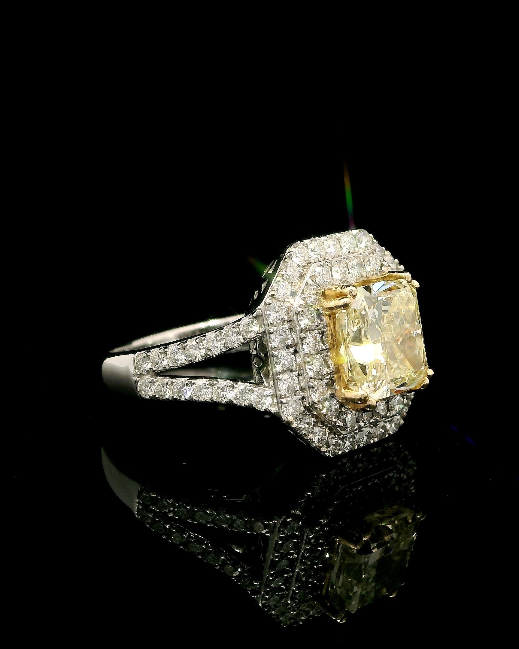 Anello con diamante giallo Fancy da 2,13 carati con certificato IGI in vendita 3