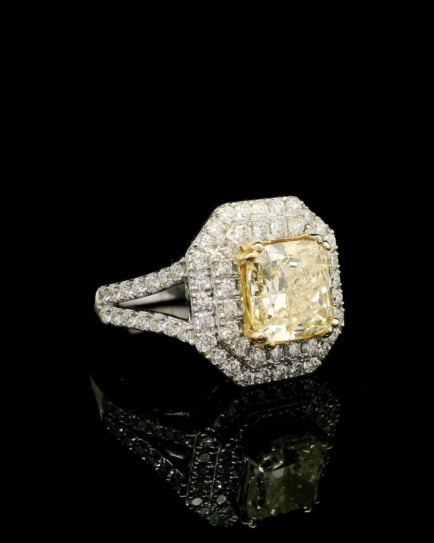 Anello con diamante giallo Fancy da 2,13 carati con certificato IGI in vendita 4