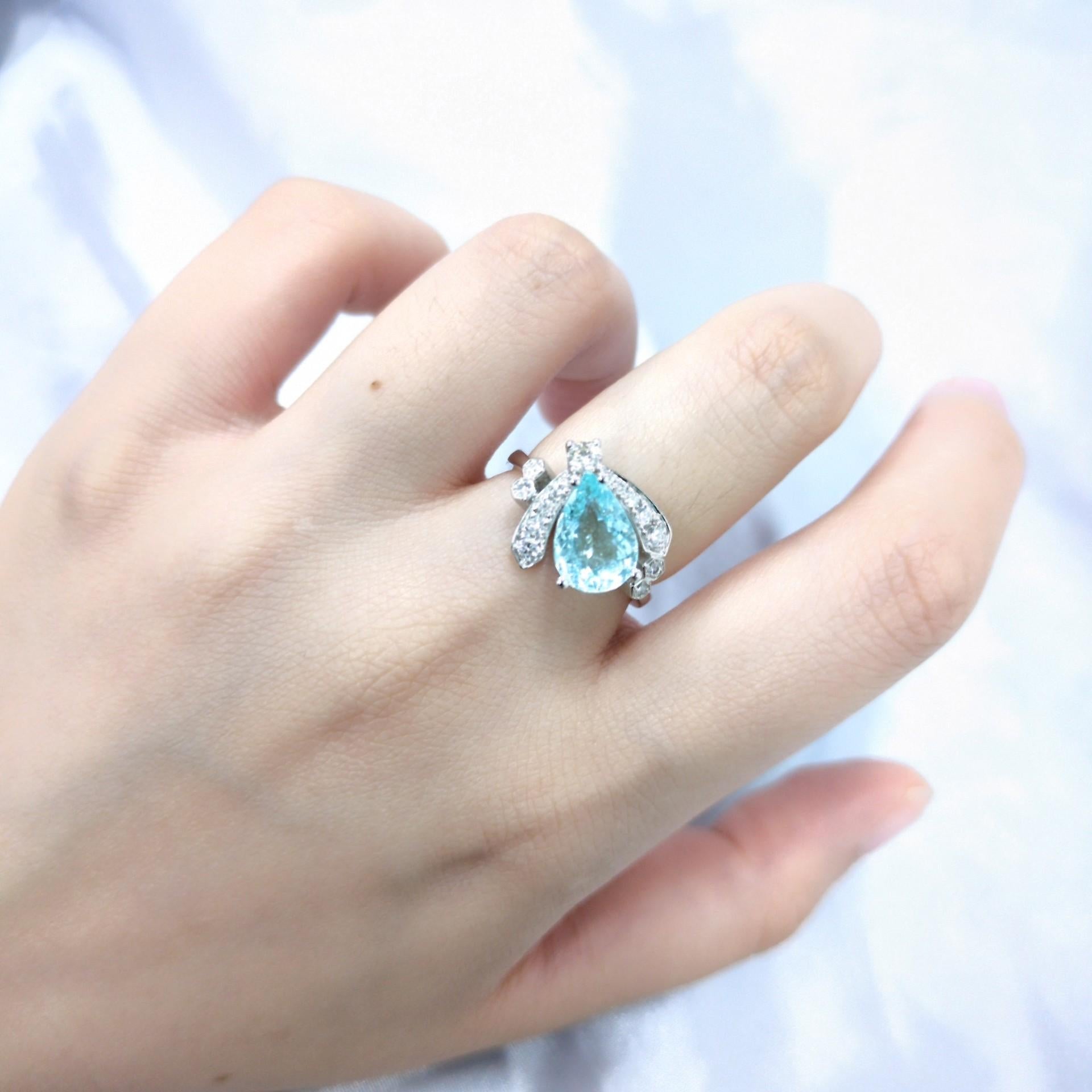 Scopri la bellezza elettrizzante di questo anello certificato IGI, un pezzo mozzafiato con un peso totale stimato di 2,44 carati incastonato in un brillante oro bianco 18 carati. Questo eccezionale gioiello è caratterizzato da una pietra centrale