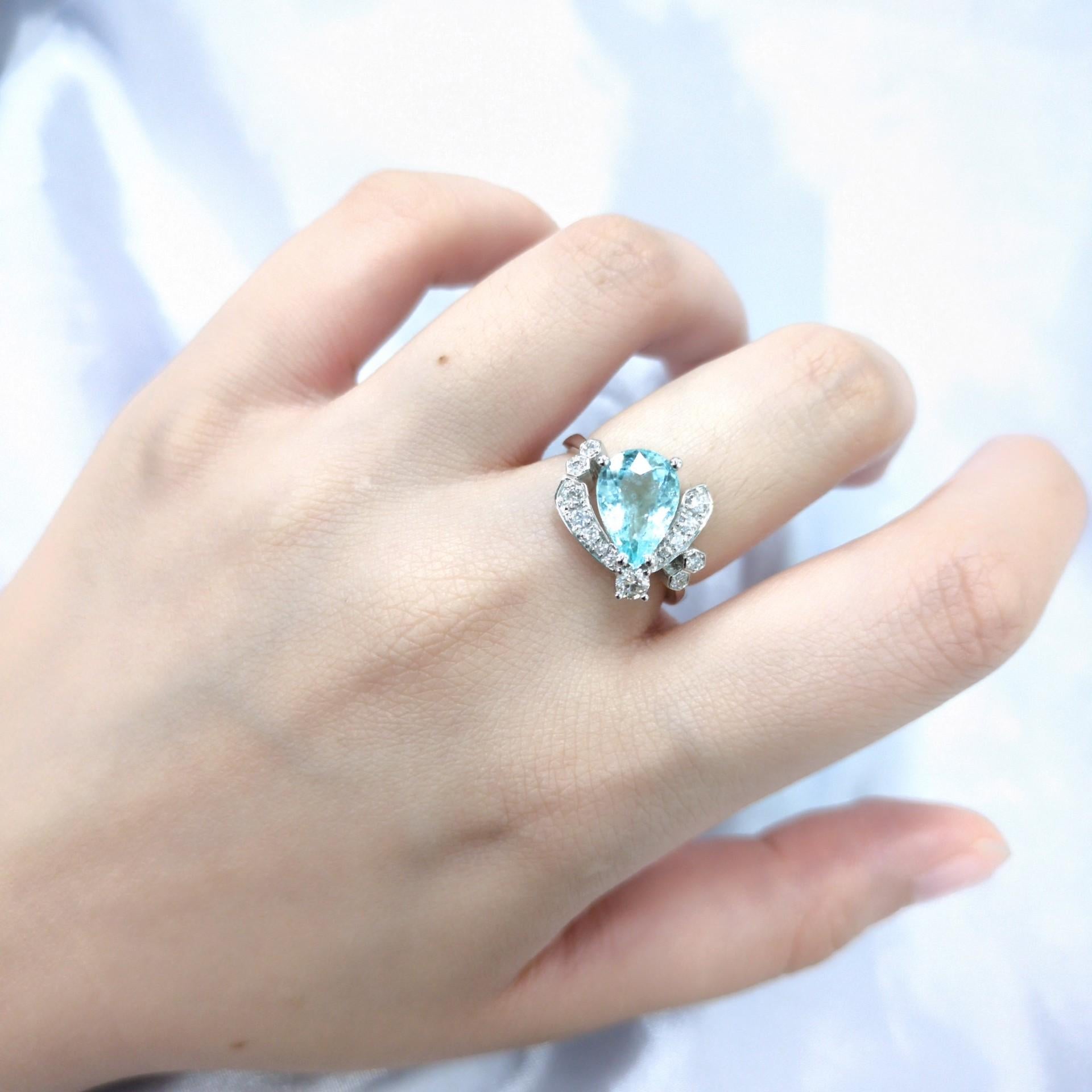 Taglio a goccia Anello con Paraiba e Diamante da 2,17 carati certificato IGI in oro bianco 18K in vendita