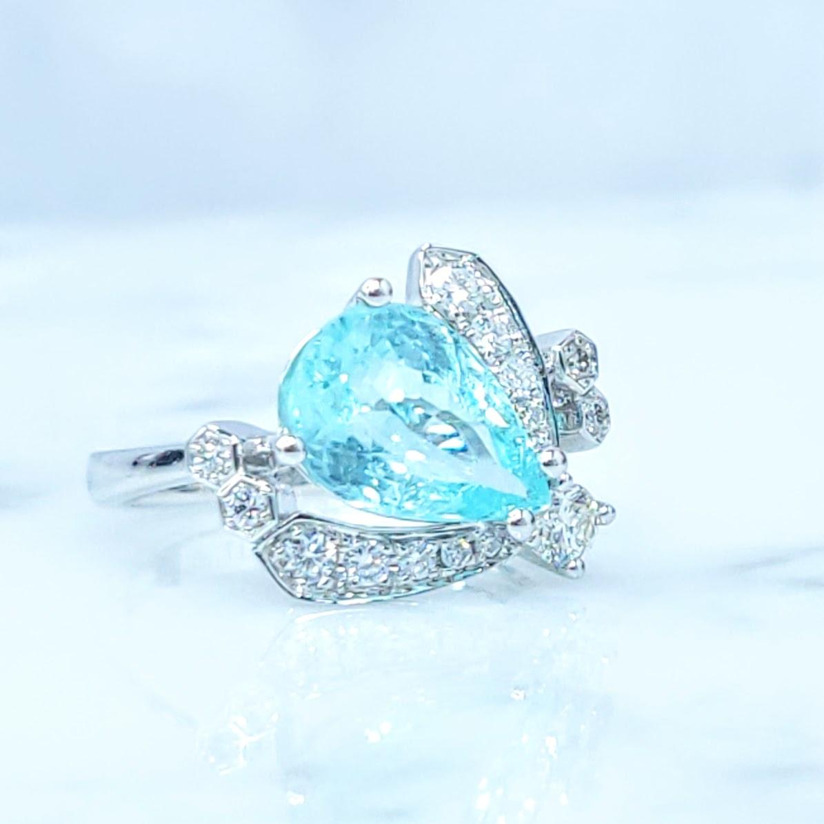 Anello con Paraiba e Diamante da 2,17 carati certificato IGI in oro bianco 18K In condizioni Nuovo in vendita a KOWLOON, HK