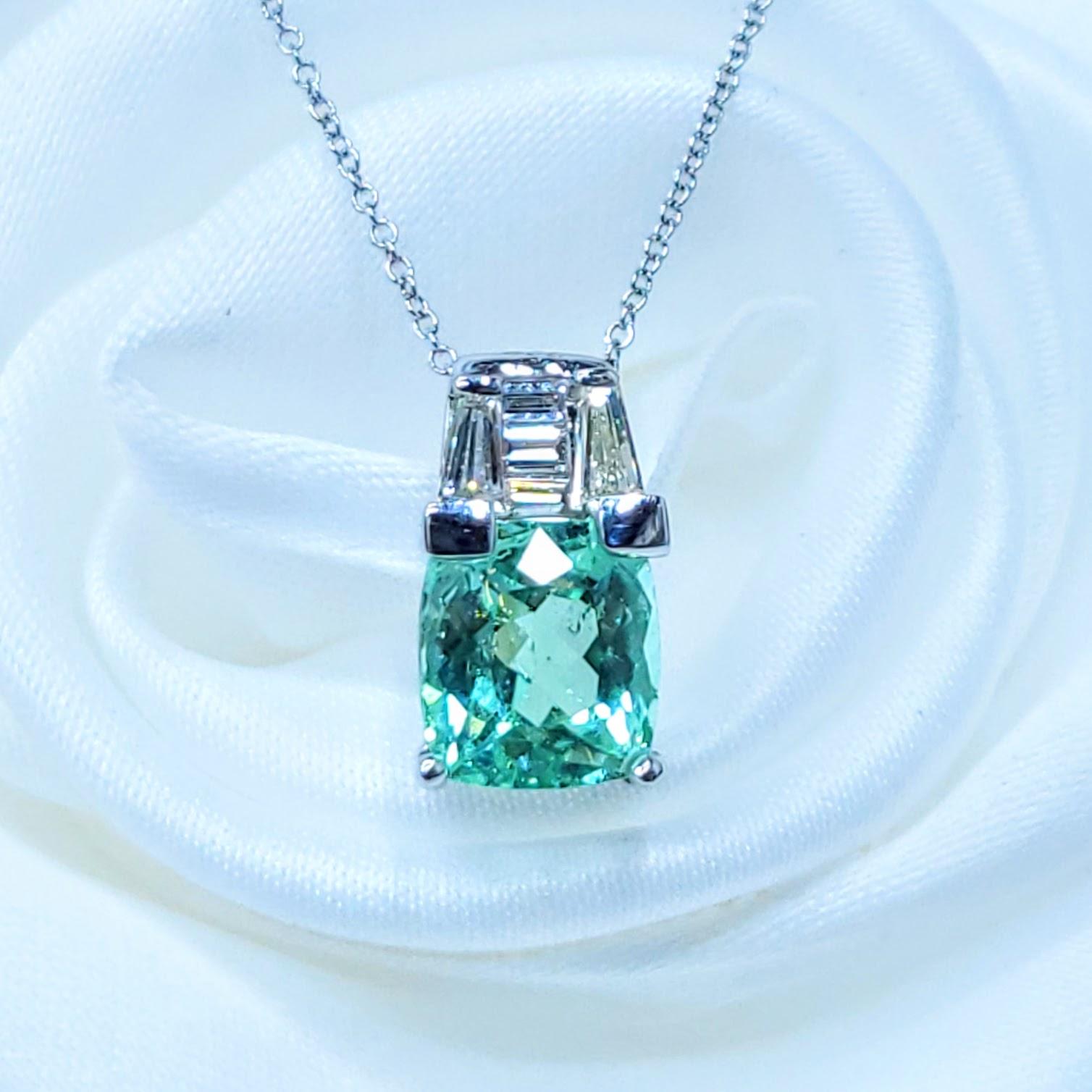 da uomo o donna IGI Certified 2.19 Carat Green Tourmaline and Diamond Pendant in 18K White Gold in vendita