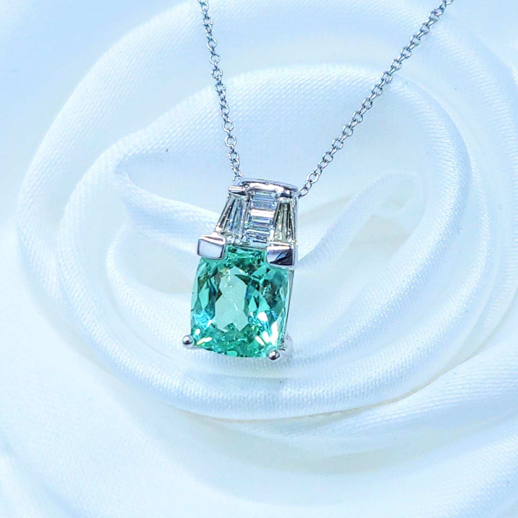 IGI Certified 2.19 Carat Green Tourmaline and Diamond Pendant in 18K White Gold in vendita 2