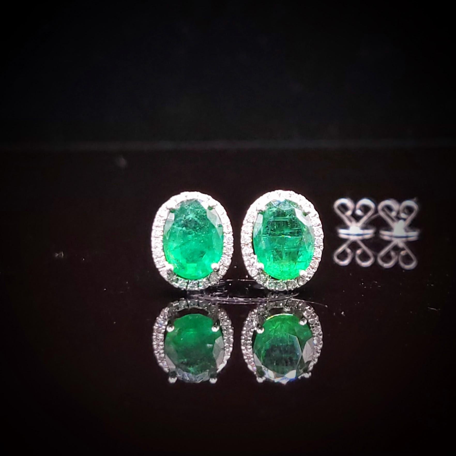 Taille ovale IGI Certified 2.20 Carat Emerald and Diamond Earrings in 18K White Gold en vente