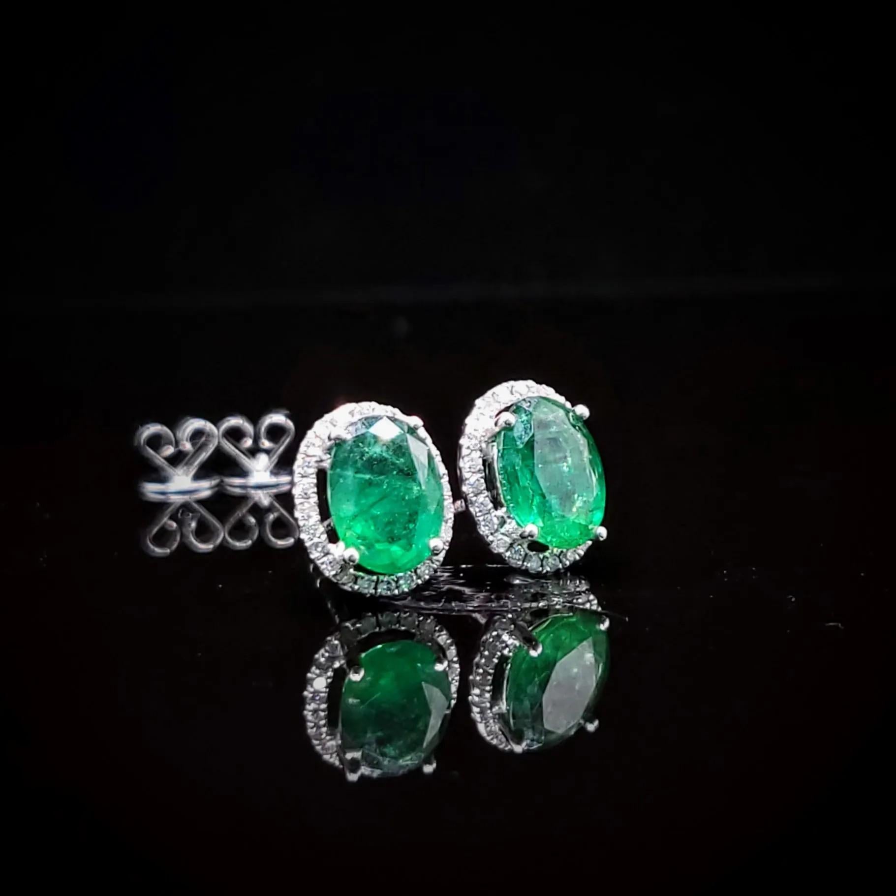 IGI Certified 2.20 Carat Emerald and Diamond Earrings in 18K White Gold en vente 5