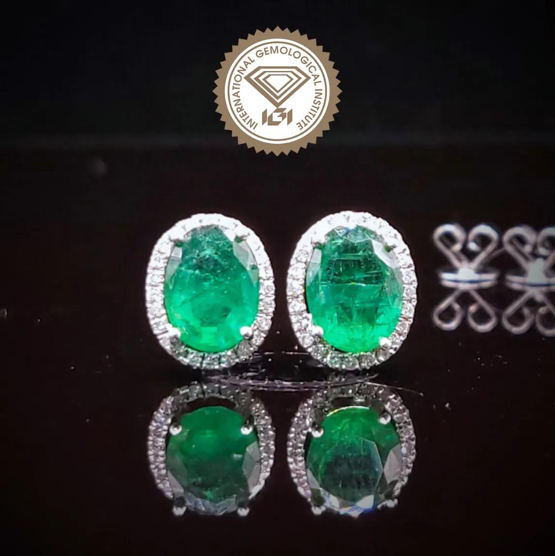 IGI Certified 2.20 Carat Emerald and Diamond Earrings in 18K White Gold en vente 6