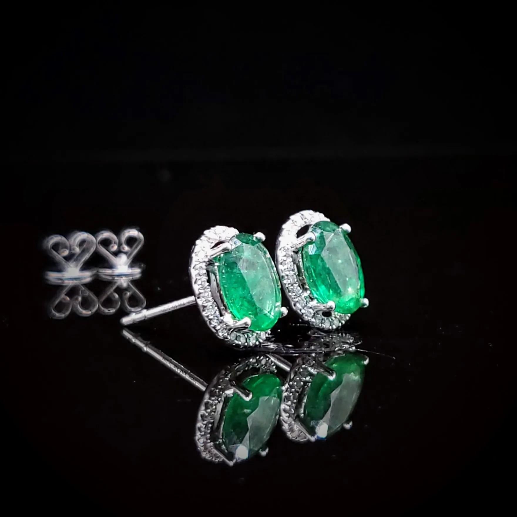 IGI Certified 2.20 Carat Emerald and Diamond Earrings in 18K White Gold en vente 7