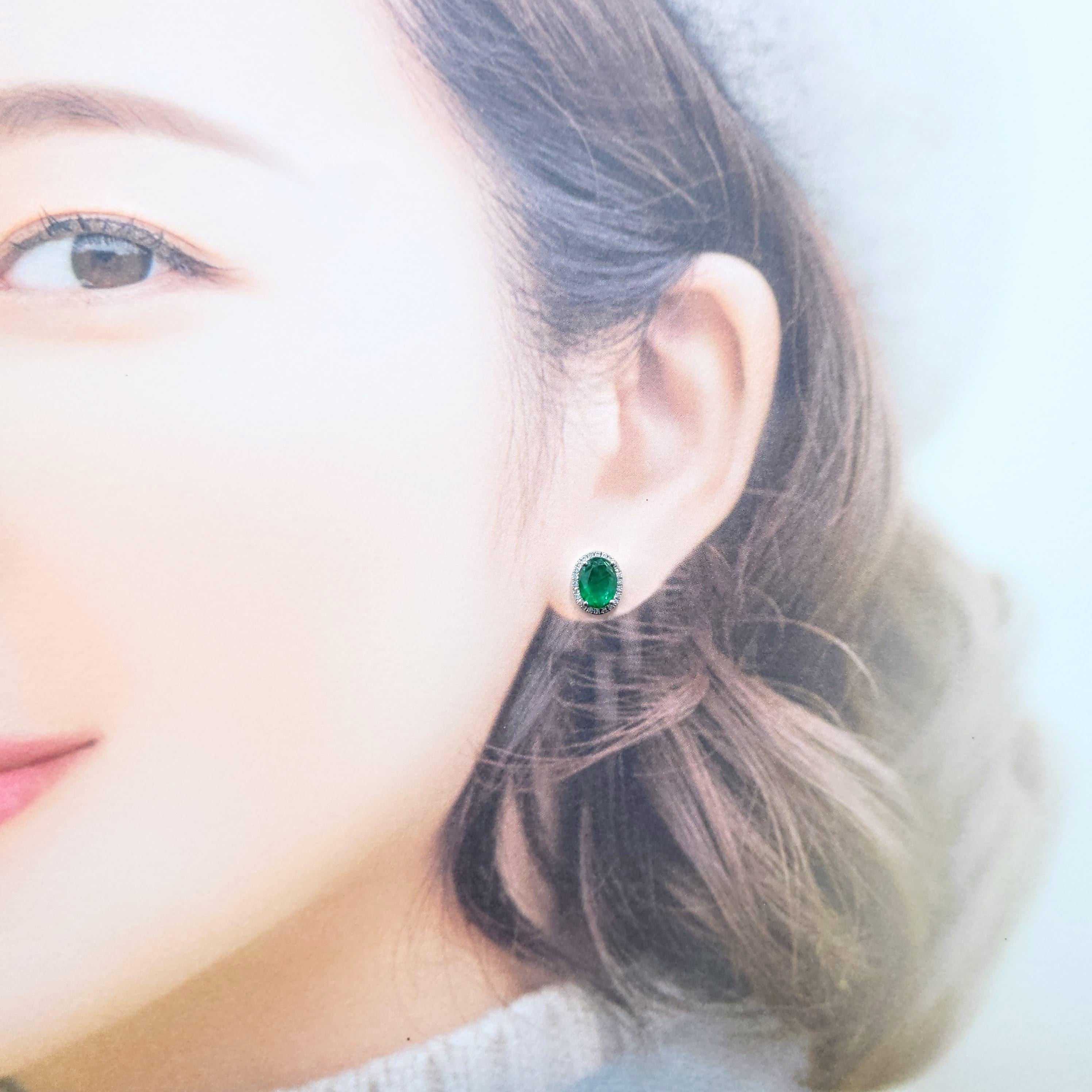 Embrassez le luxe vibrant et intemporel de l'une des pierres précieuses les plus recherchées au monde : l'émeraude naturelle. Ces boucles d'oreilles exquises présentent de magnifiques émeraudes de taille octogonale, serties pour capturer la