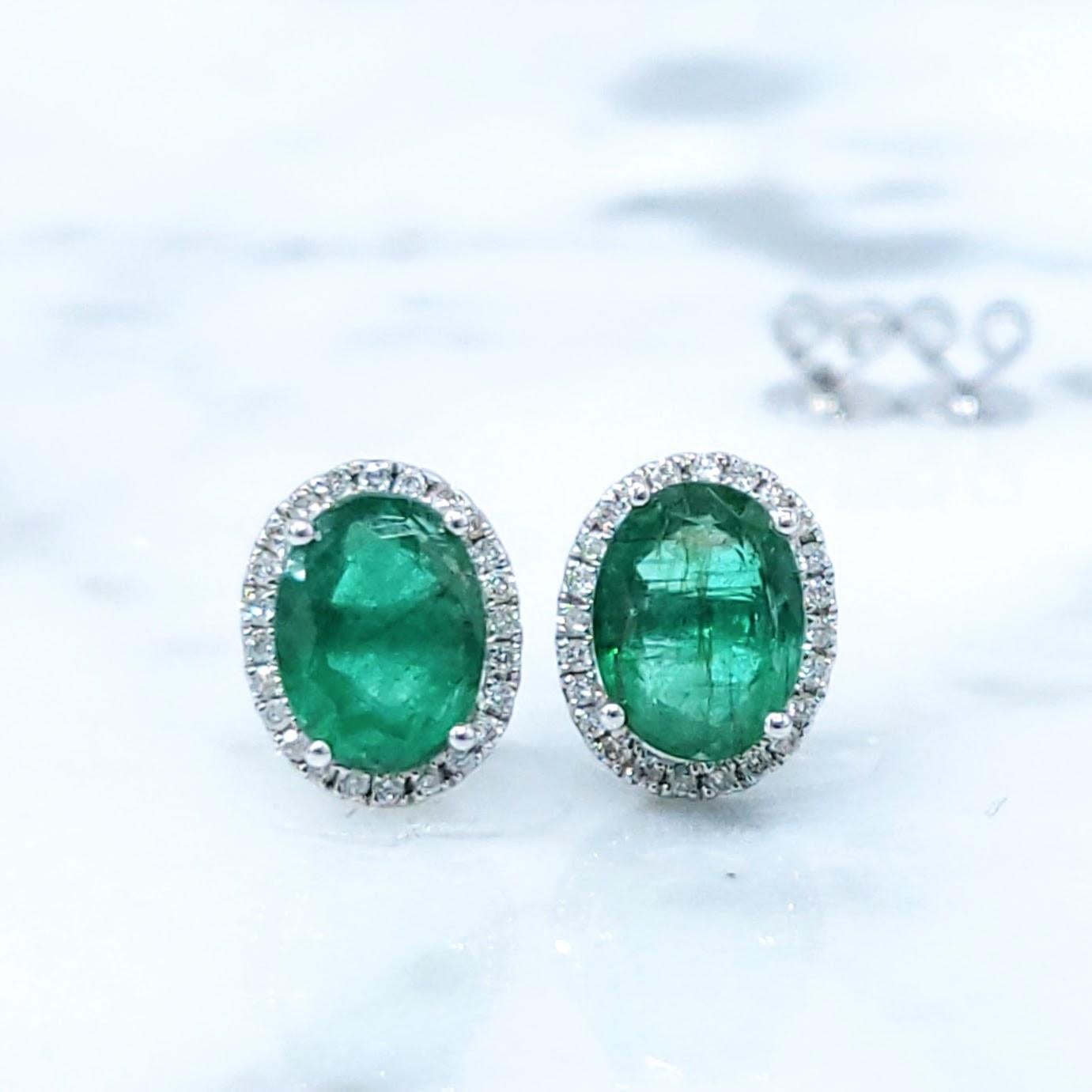 IGI Certified 2.20 Carat Emerald and Diamond Earrings in 18K White Gold Neuf - En vente à KOWLOON, HK