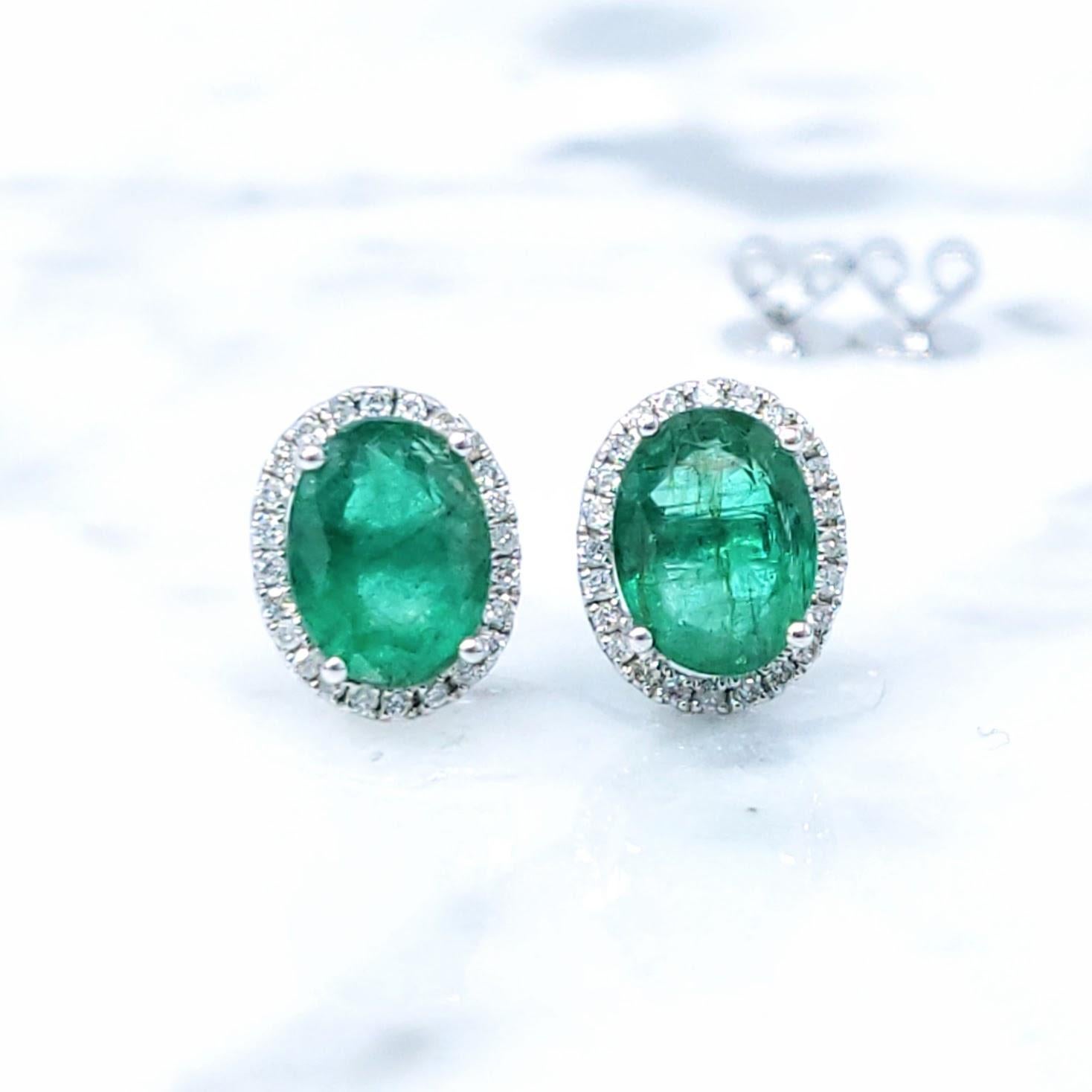 IGI Certified 2.20 Carat Emerald and Diamond Earrings in 18K White Gold Pour femmes en vente