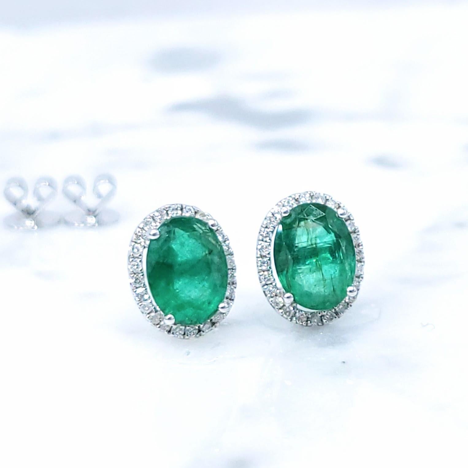 IGI Certified 2.20 Carat Emerald and Diamond Earrings in 18K White Gold en vente 1