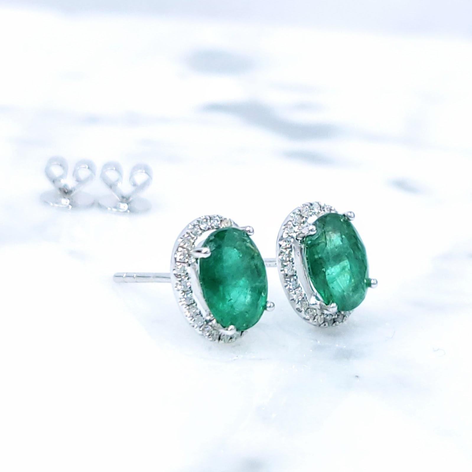 IGI Certified 2.20 Carat Emerald and Diamond Earrings in 18K White Gold en vente 2